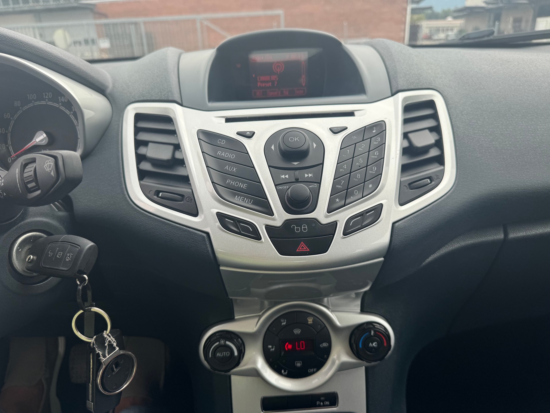 FORD Fiesta 1.4 16V Titanium-image-12