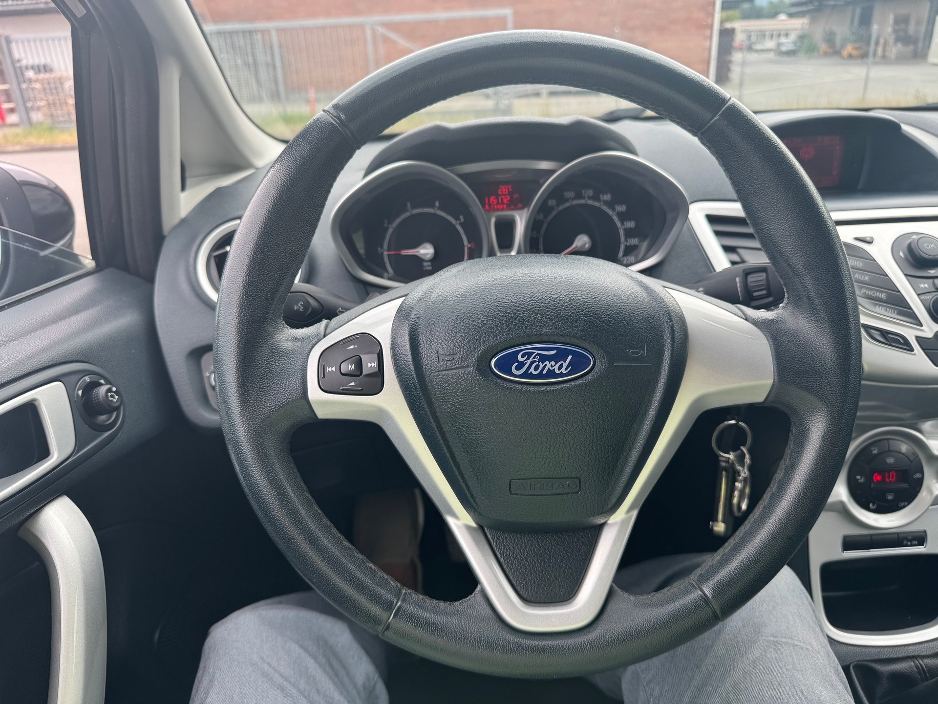 FORD Fiesta 1.4 16V Titanium-image-6