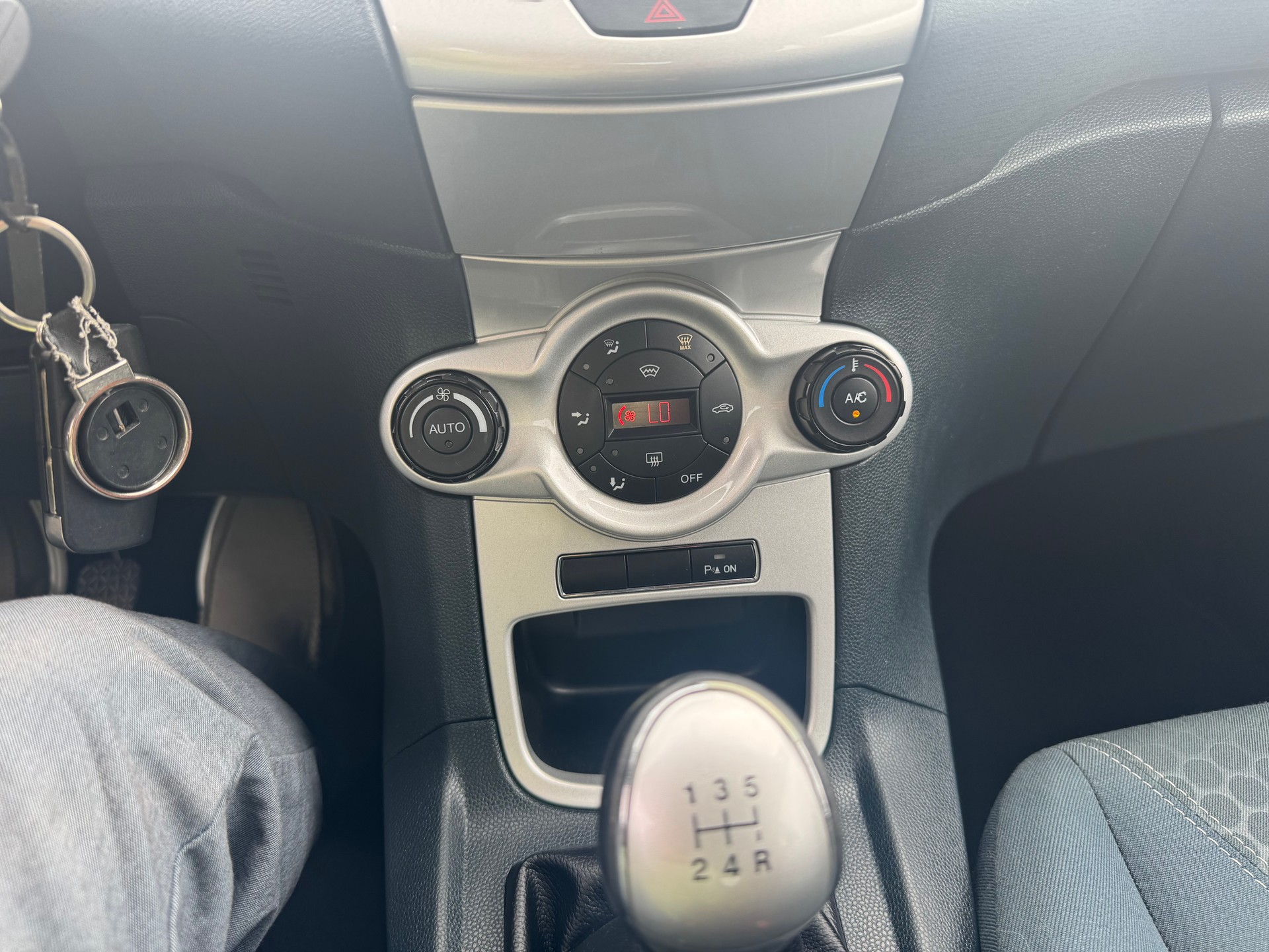 FORD Fiesta 1.4 16V Titanium-image-14