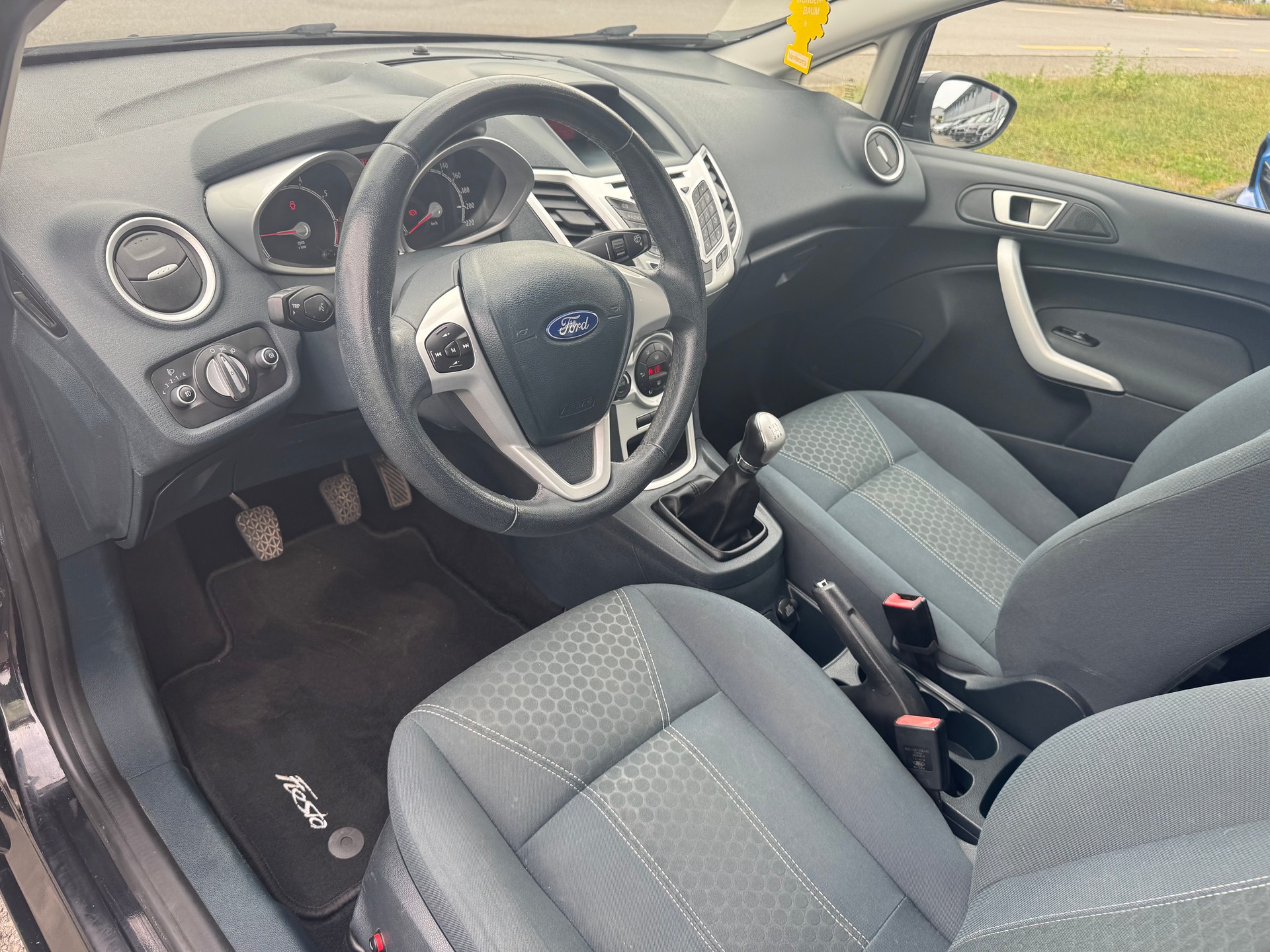 FORD Fiesta 1.4 16V Titanium-image-11