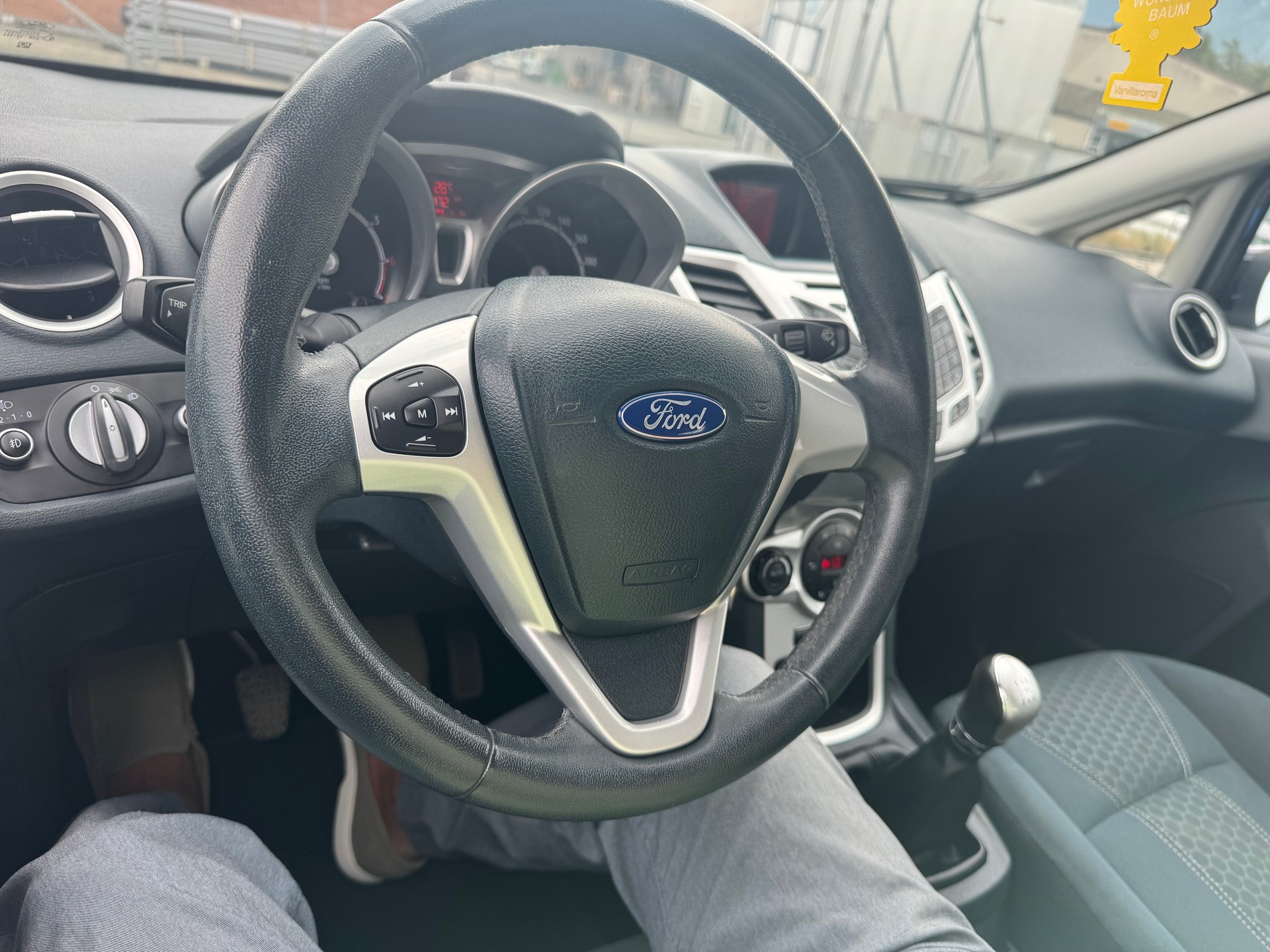 FORD Fiesta 1.4 16V Titanium-image-13