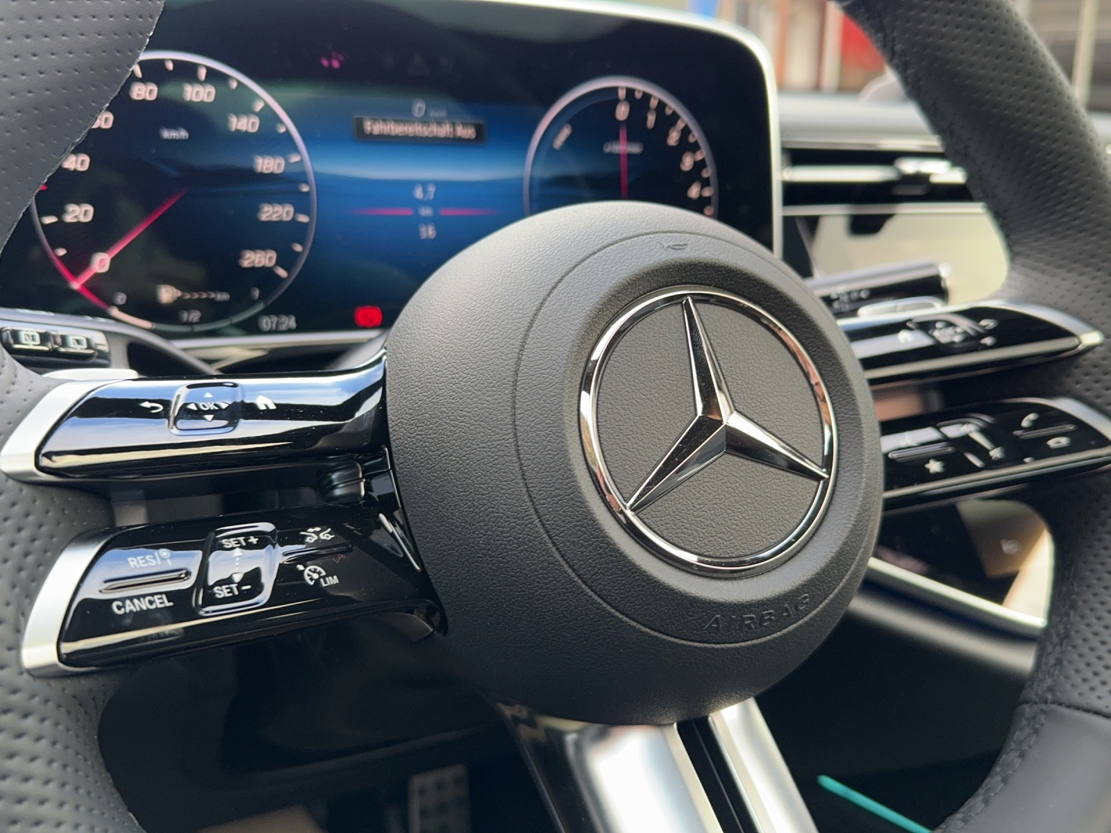 MERCEDES-BENZ E 300 de T 4Matic 9G-Tronic-image-24