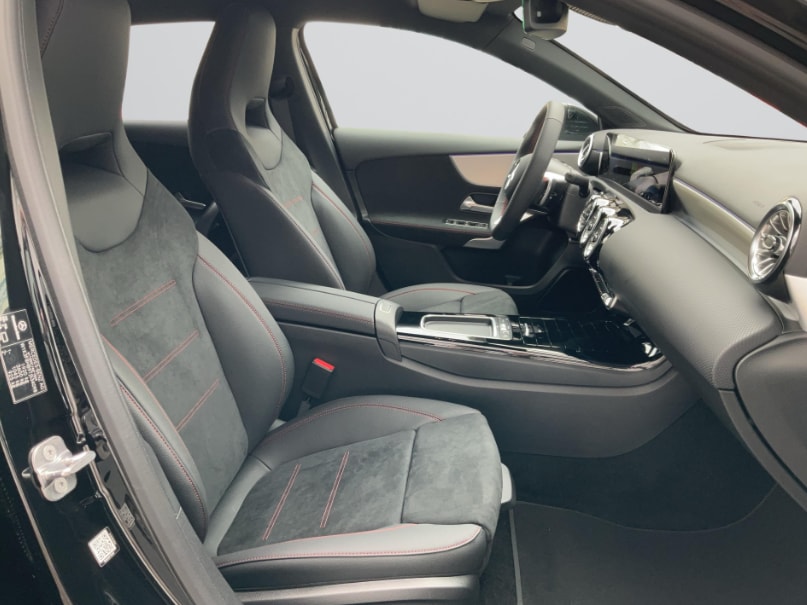 MERCEDES-BENZ A 200 Night Star AMG Line-image-6