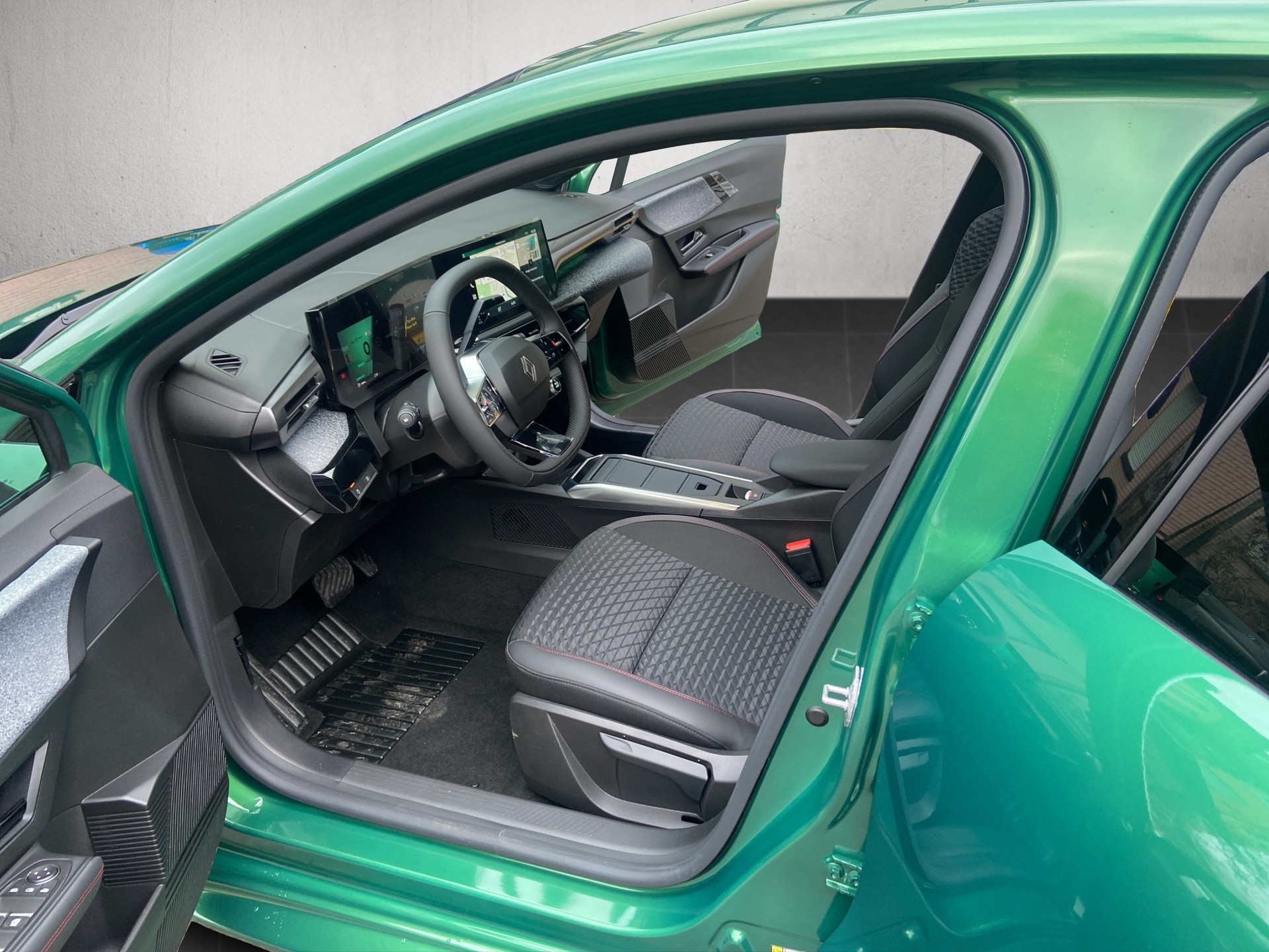 RENAULT Clio 1.8 E-Tech Techno-image-6