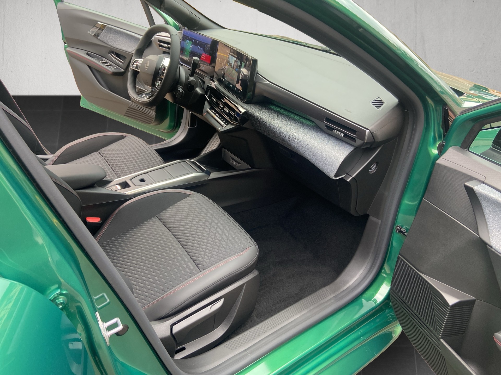 RENAULT Clio 1.8 E-Tech Techno-image-12