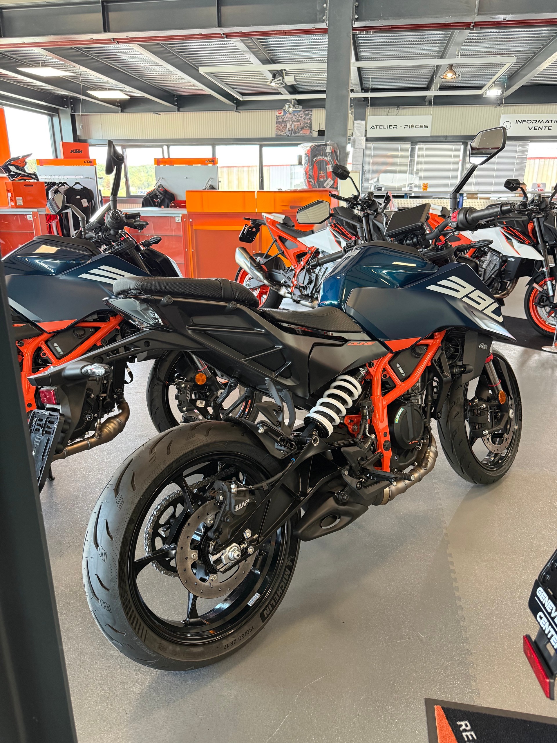 KTM 390 Duke-showroom-element-2