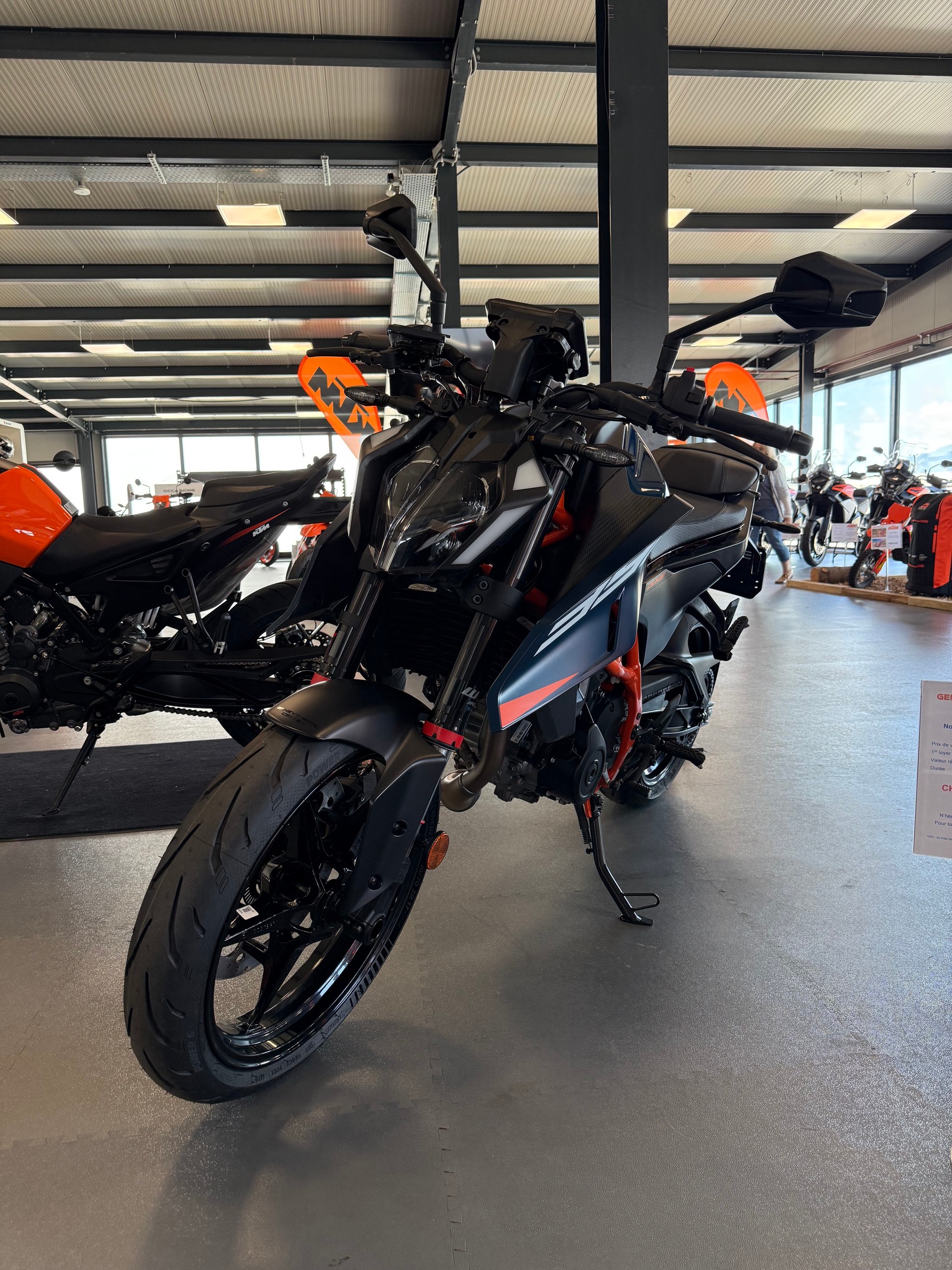 KTM 390 Duke-showroom-element-1