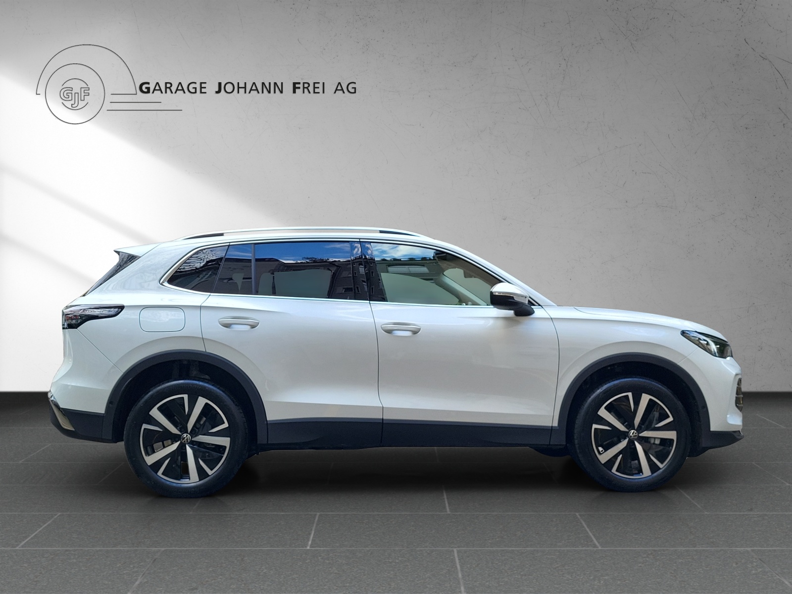 VW Tiguan Elegance 2.0TSI 204PS 4Motion DSG-image-5