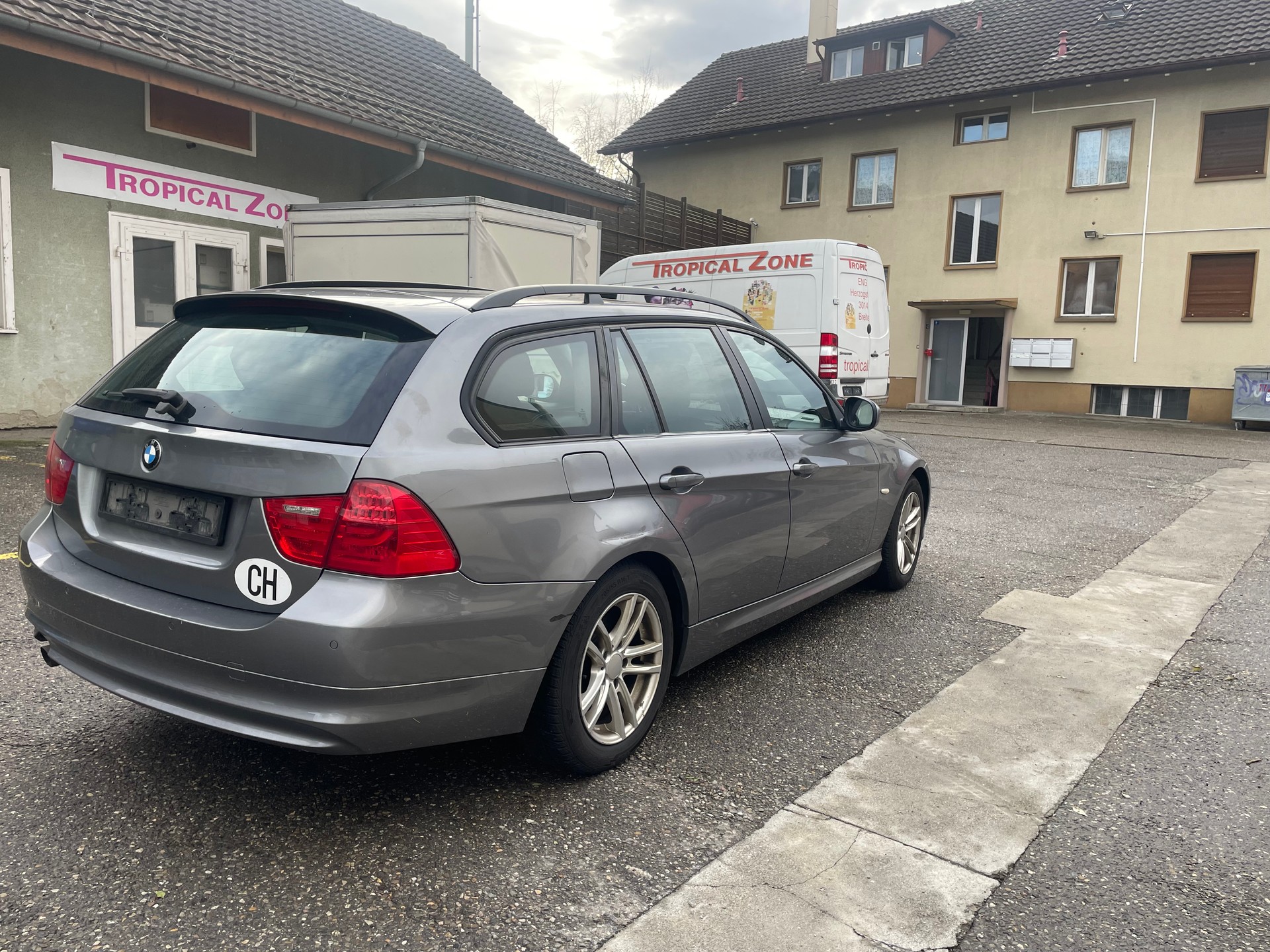 BMW 318i Touring-image-4