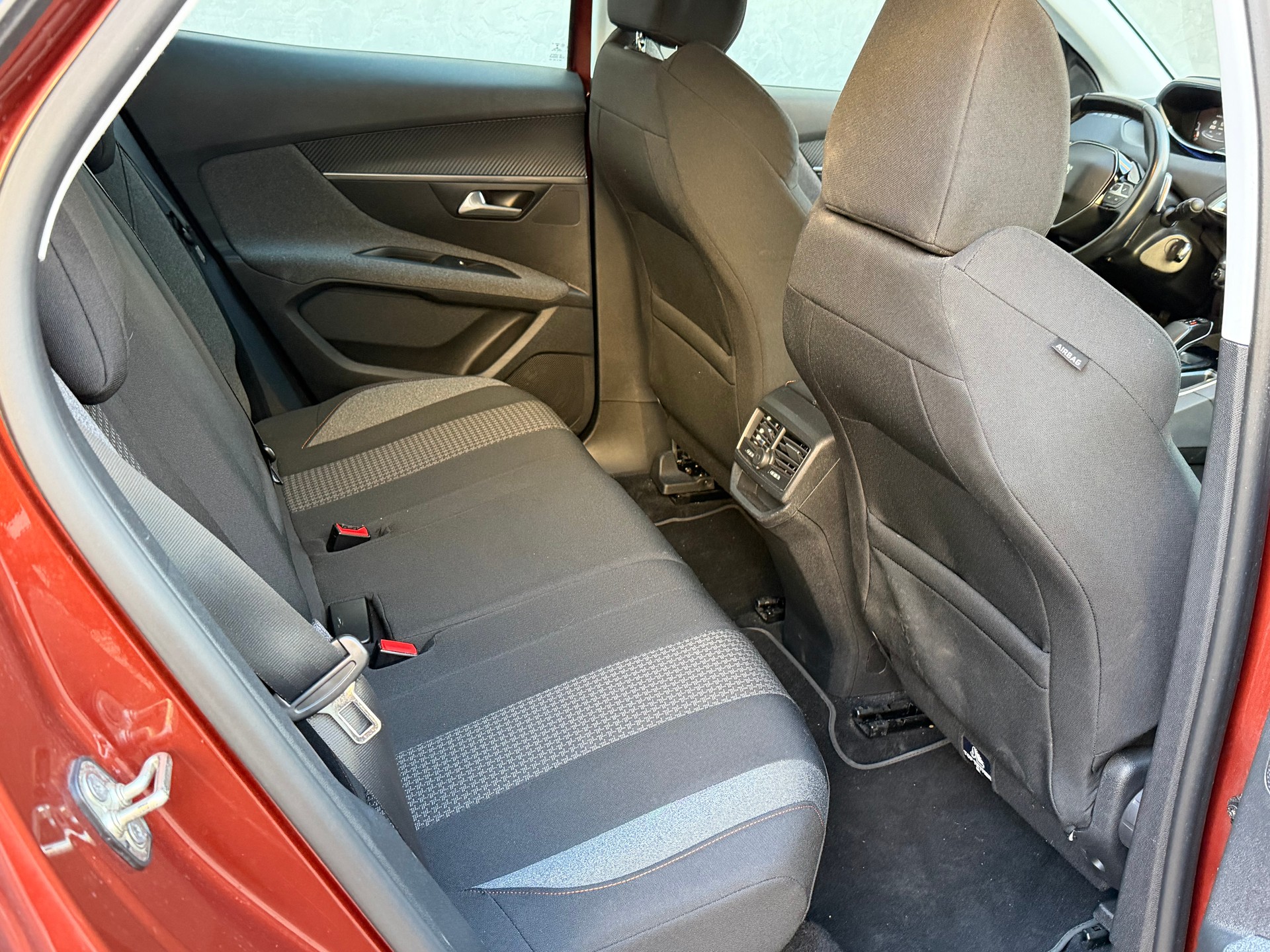 PEUGEOT 3008 1.2 PureTech Allure EAT-image-15