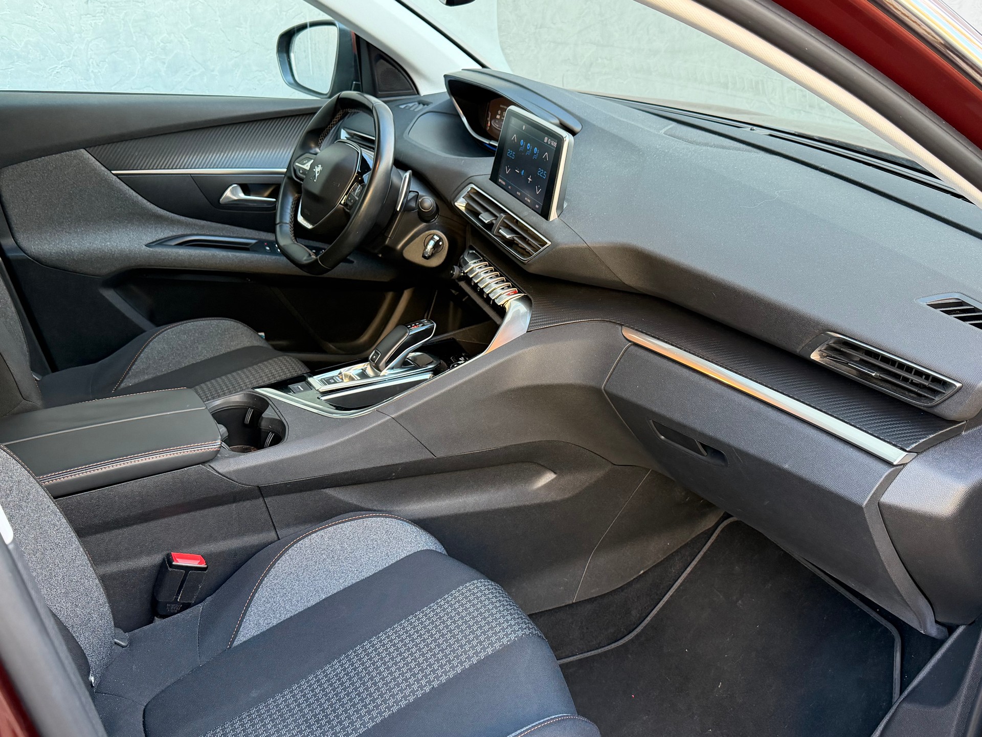 PEUGEOT 3008 1.2 PureTech Allure EAT-image-11