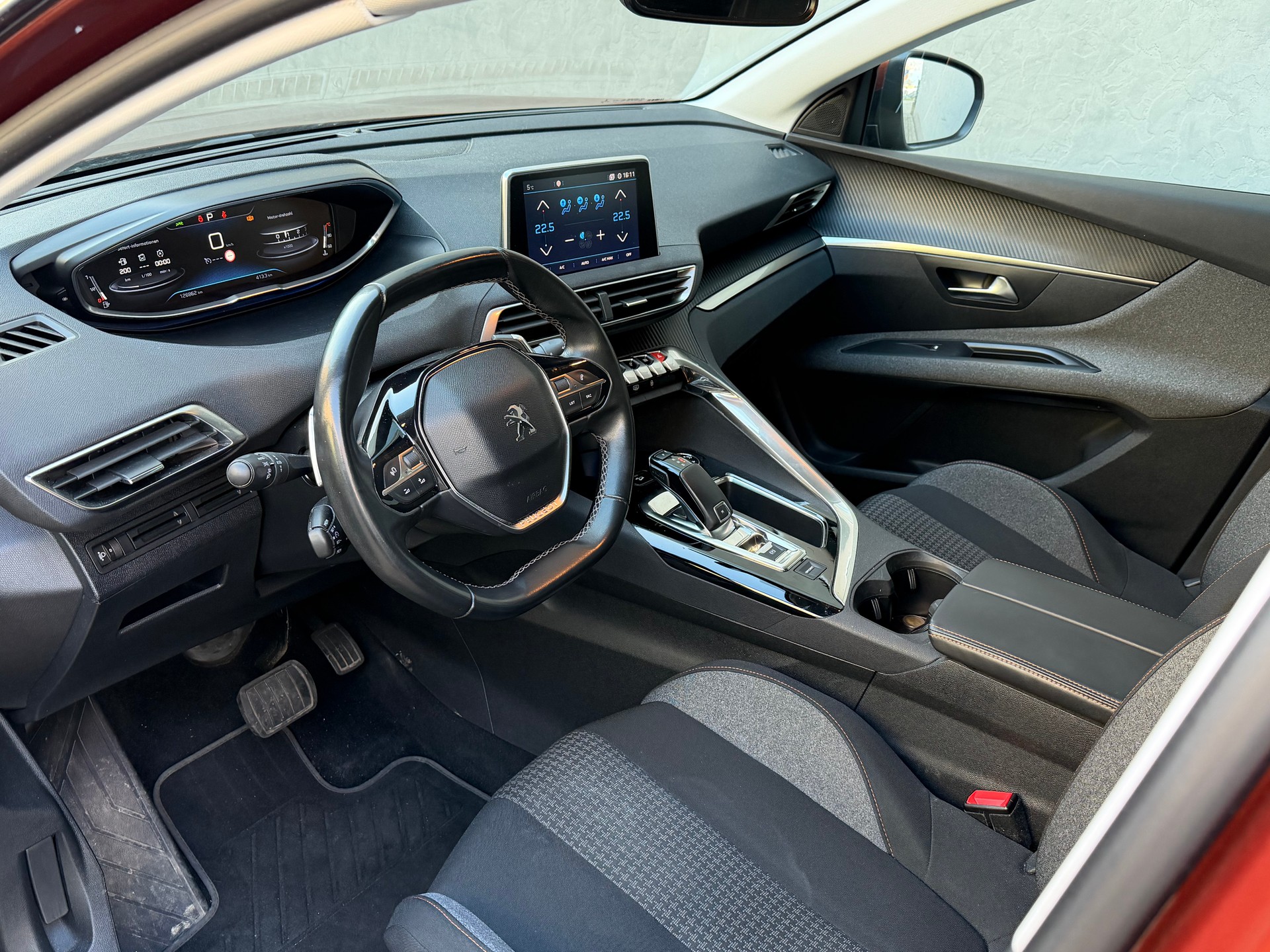 PEUGEOT 3008 1.2 PureTech Allure EAT-image-10