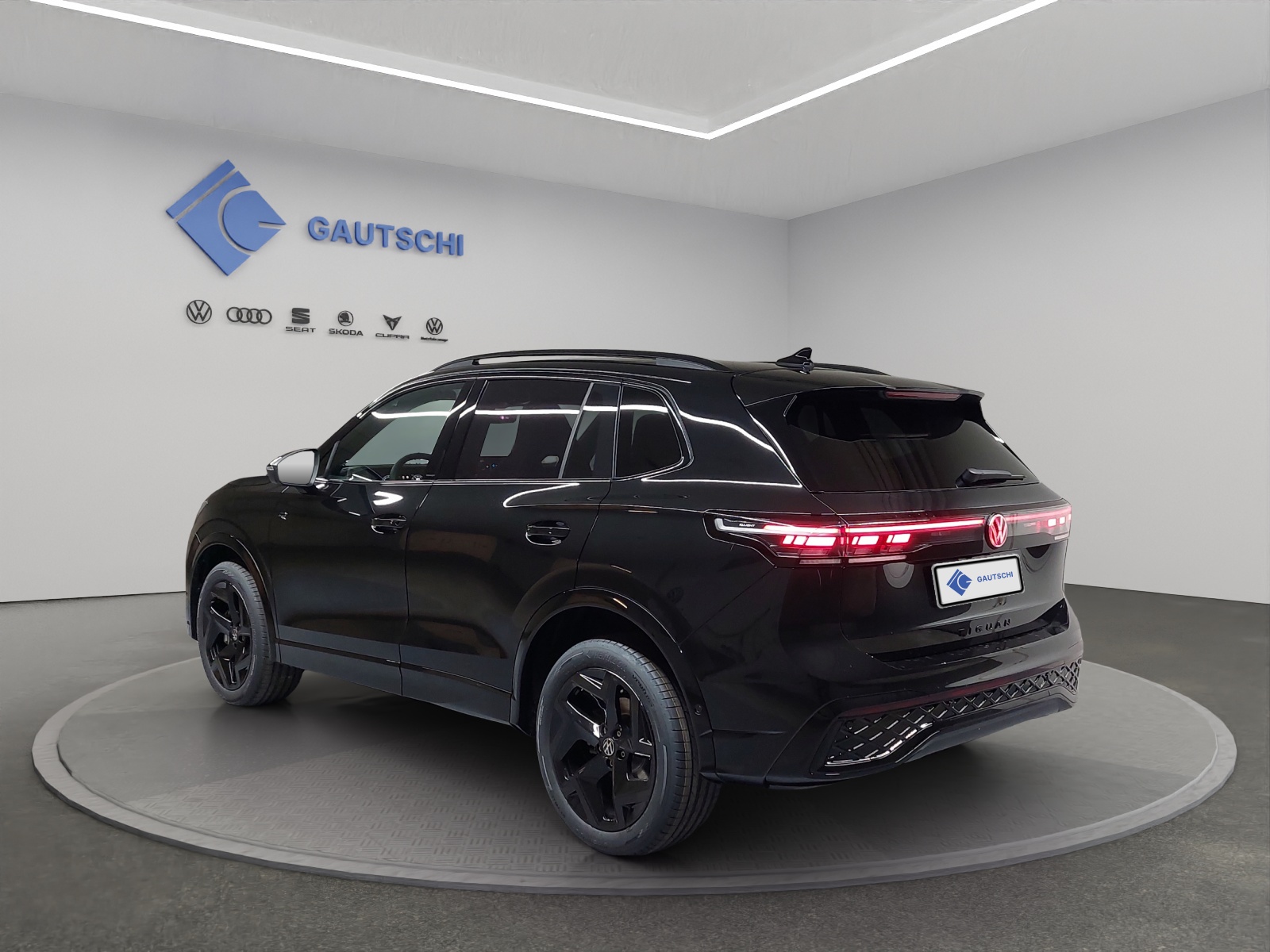 VW Tiguan 2.0 TSI DSG R-Line 4Motion-image-2