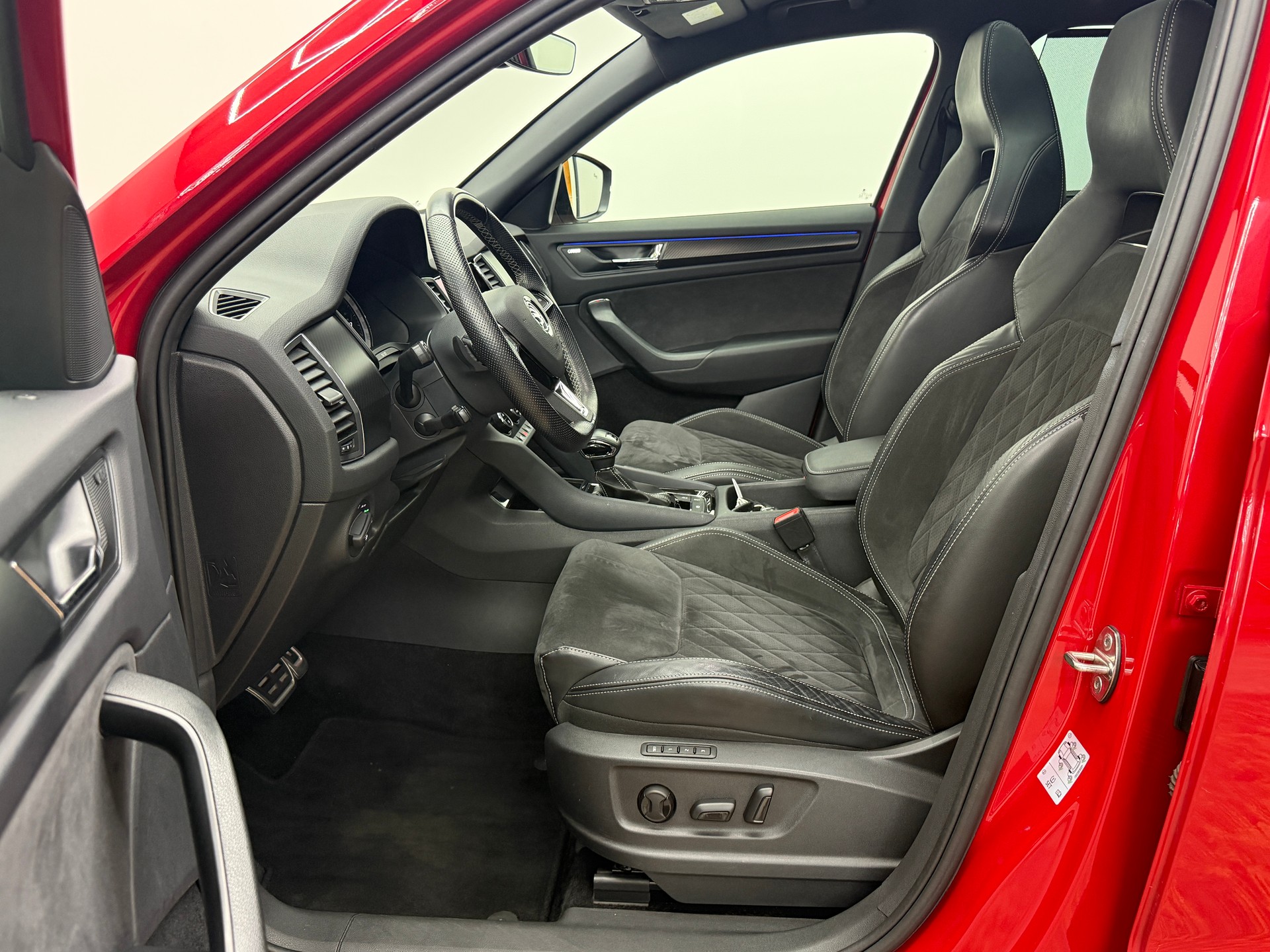 SKODA Kodiaq 2.0 TDI CR Sport Line 4x4 DSG ~AHK~7-PLÄTZER~-image-17