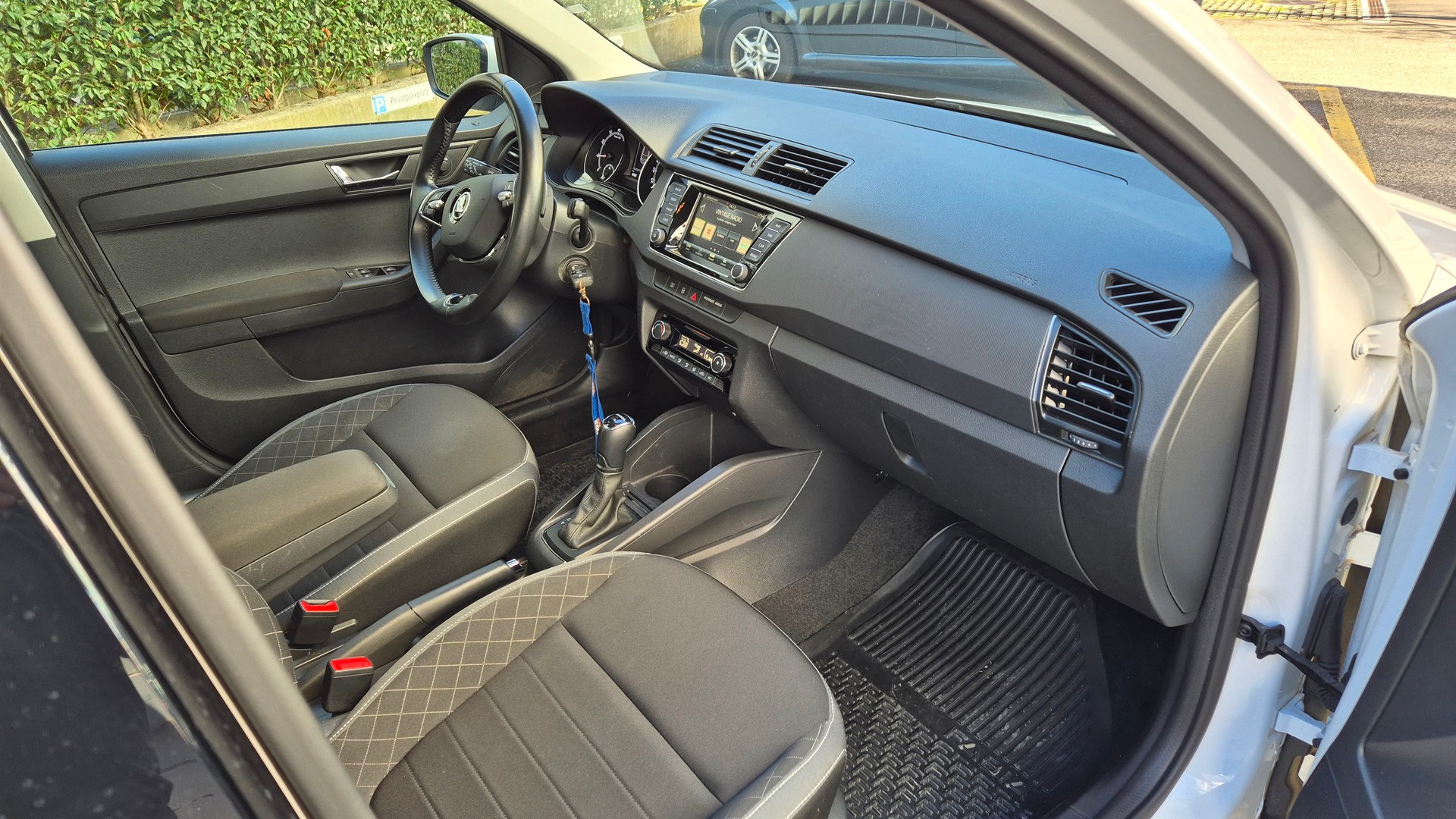 SKODA Fabia 1.0 TSI Ambition DSG-image-4
