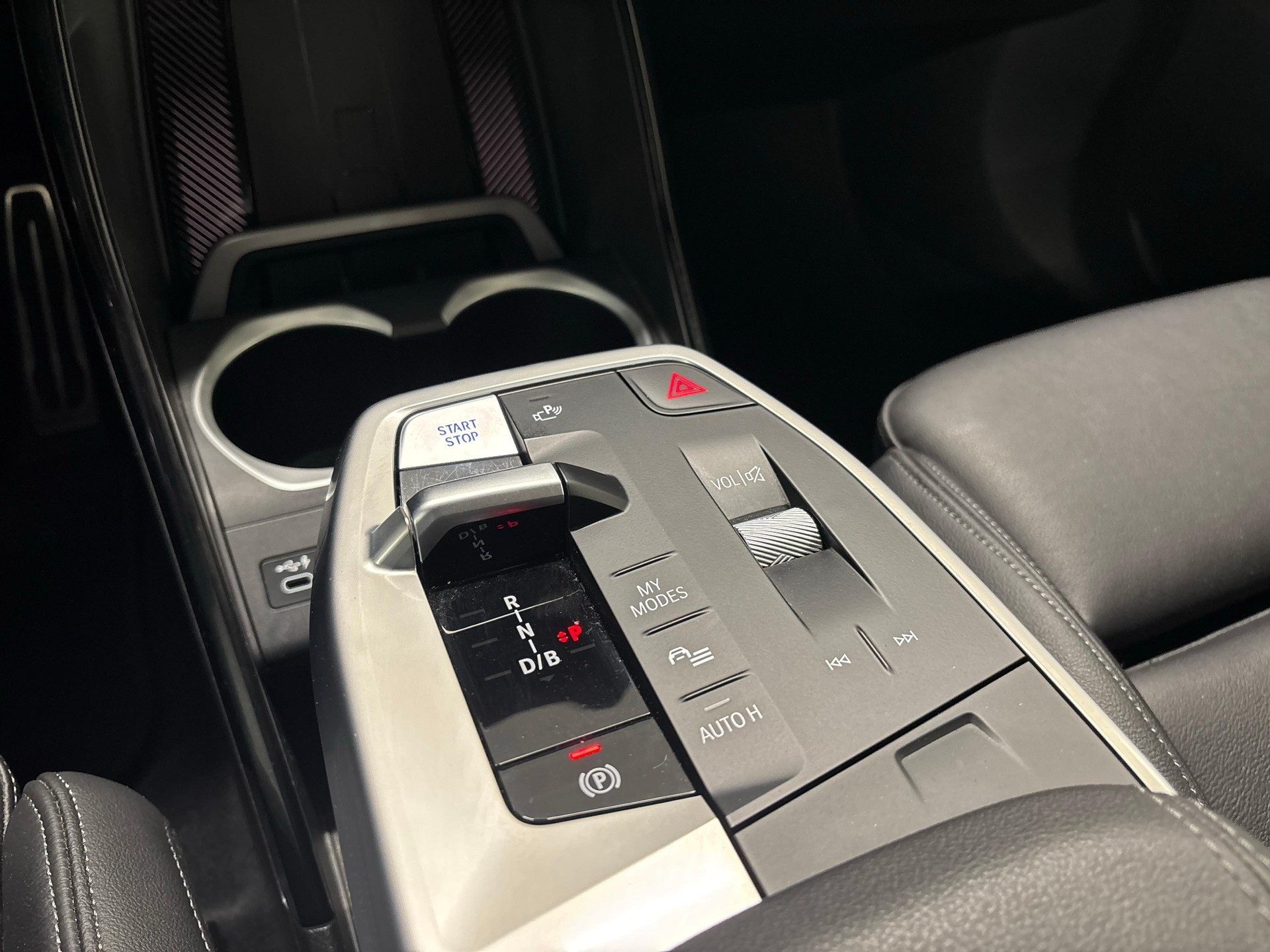BMW iX1 30 xDrive-image-15