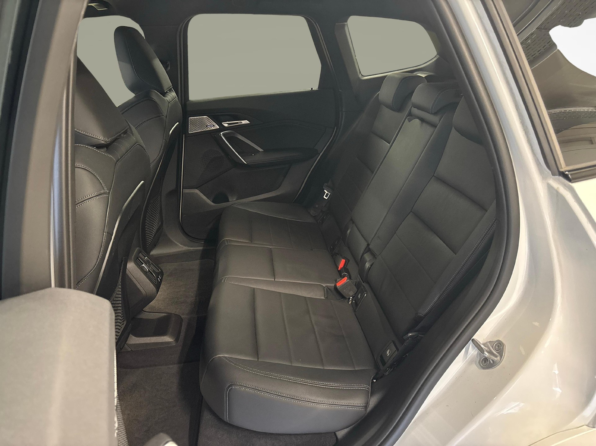 BMW iX1 30 xDrive-image-10