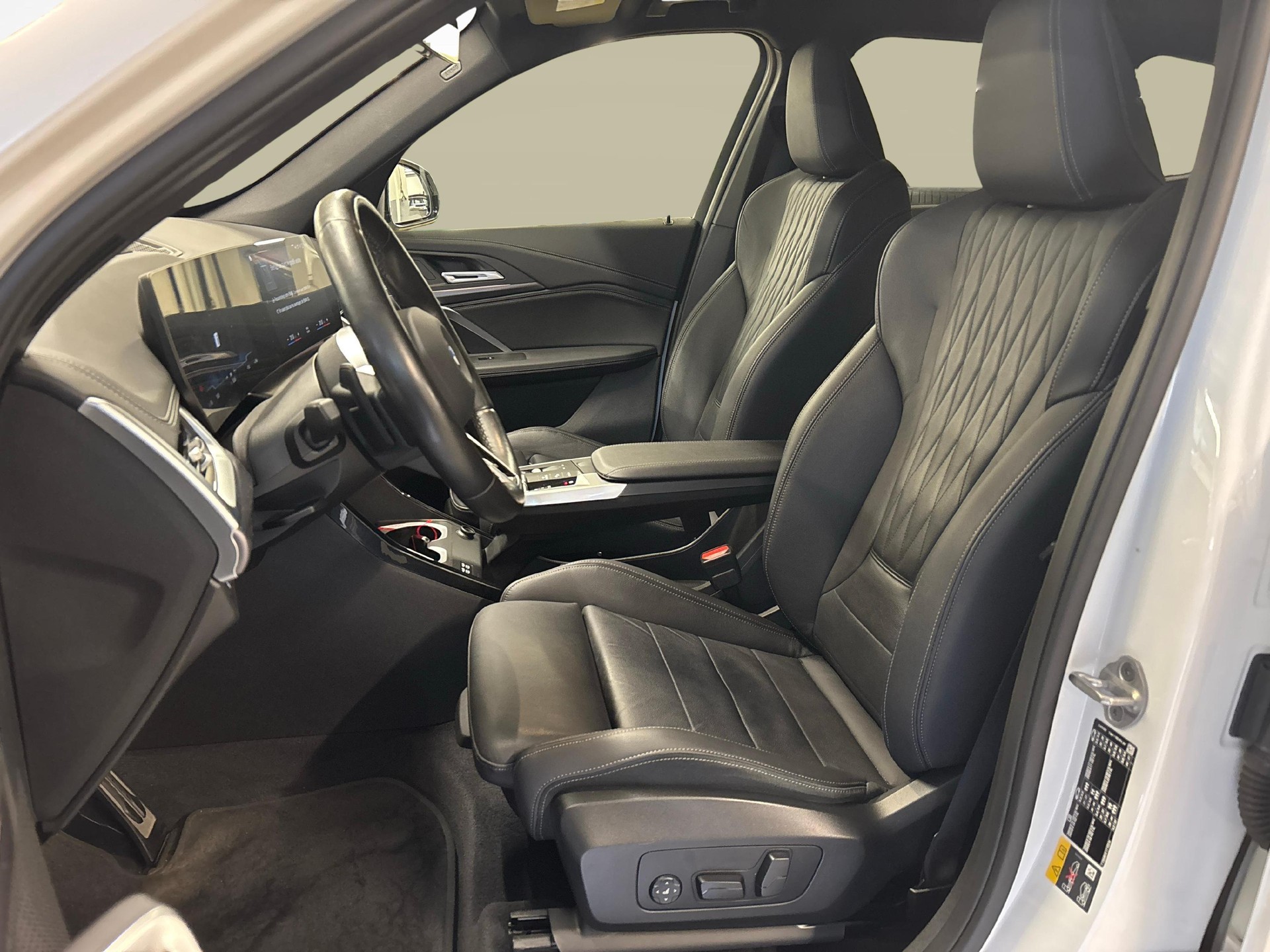 BMW iX1 30 xDrive-image-8