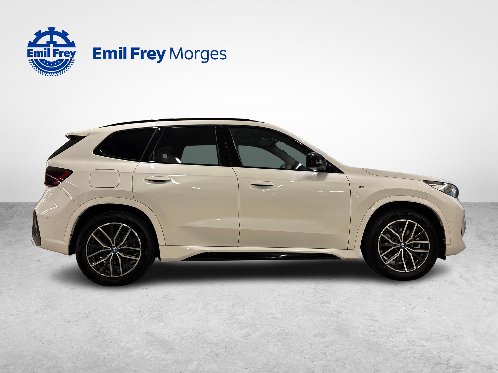 BMW iX1 30 xDrive-image-1