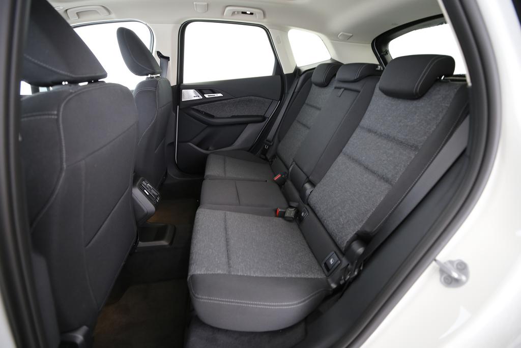 BMW 218d Active Tourer-image-13