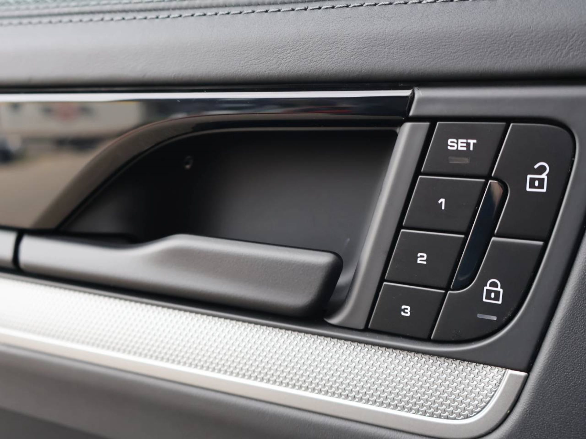 PORSCHE Cayenne S-image-31