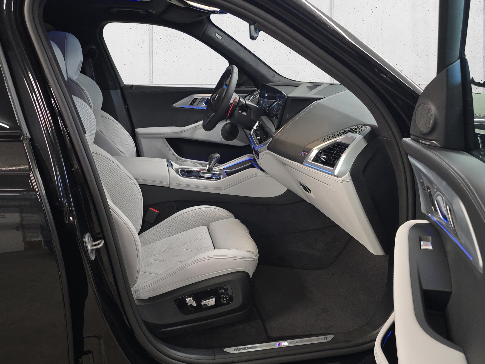 BMW XM xDrive 50e PHEV Steptronic-image-10