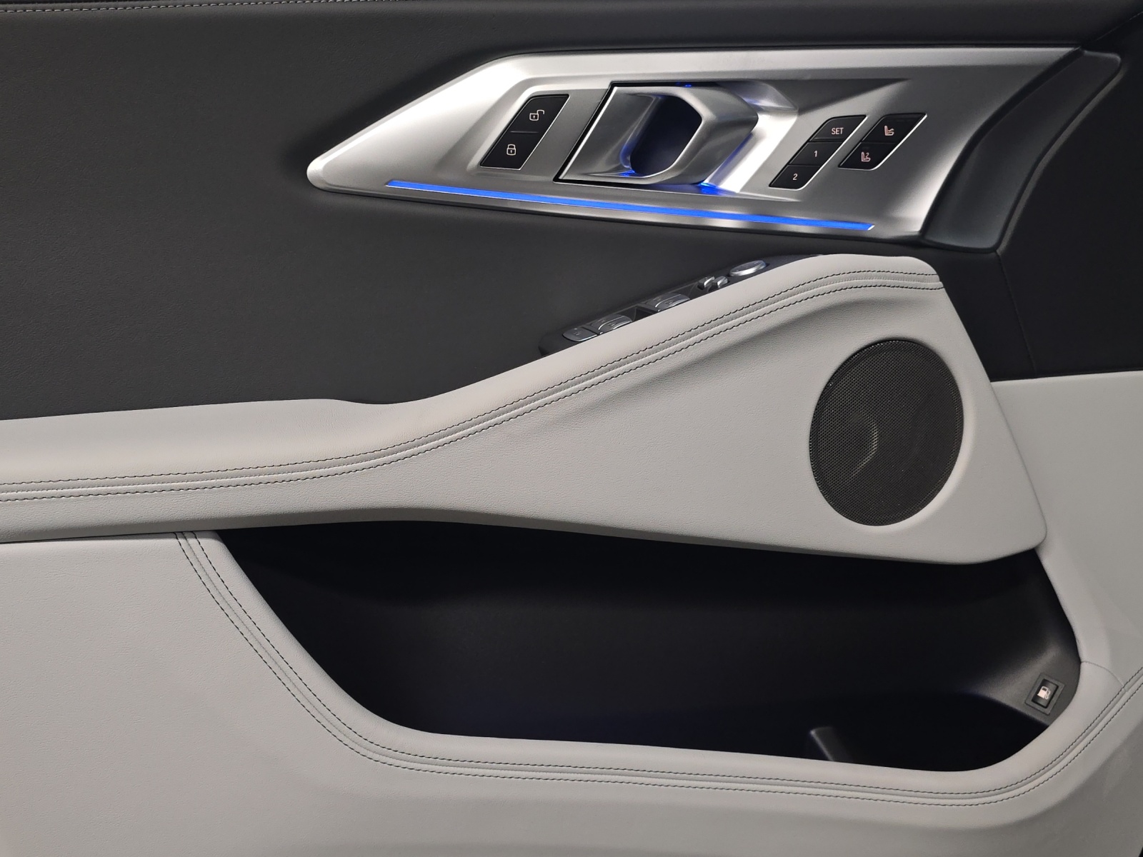 BMW XM xDrive 50e PHEV Steptronic-image-16
