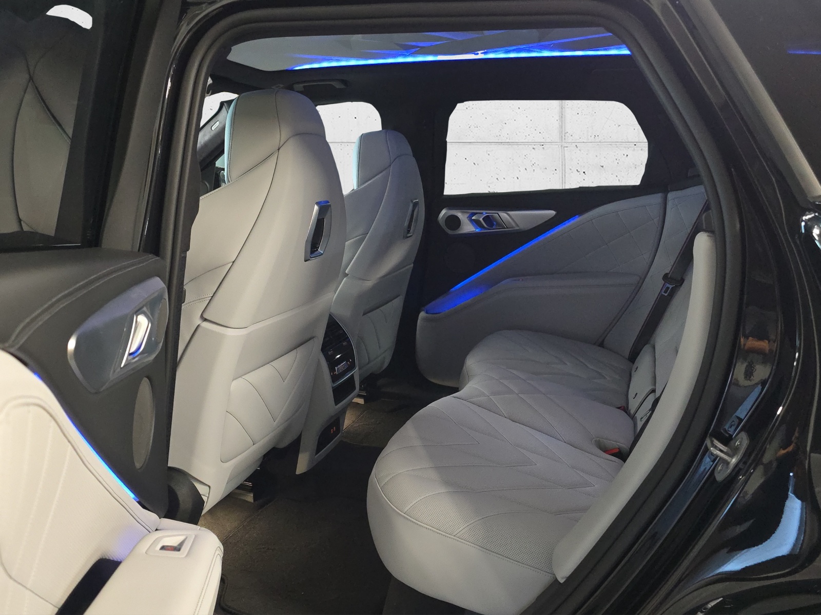 BMW XM xDrive 50e PHEV Steptronic-image-17