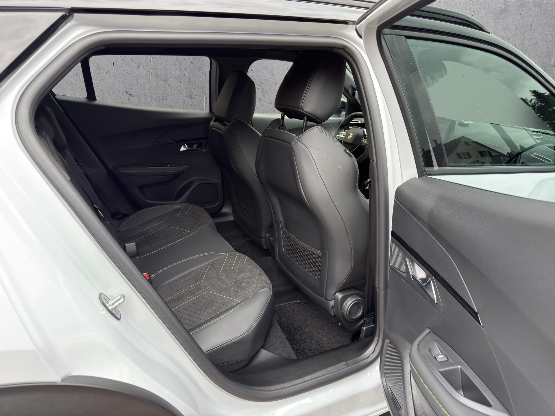 PEUGEOT 2008 1.2 Hybrid 145 GT-image-19