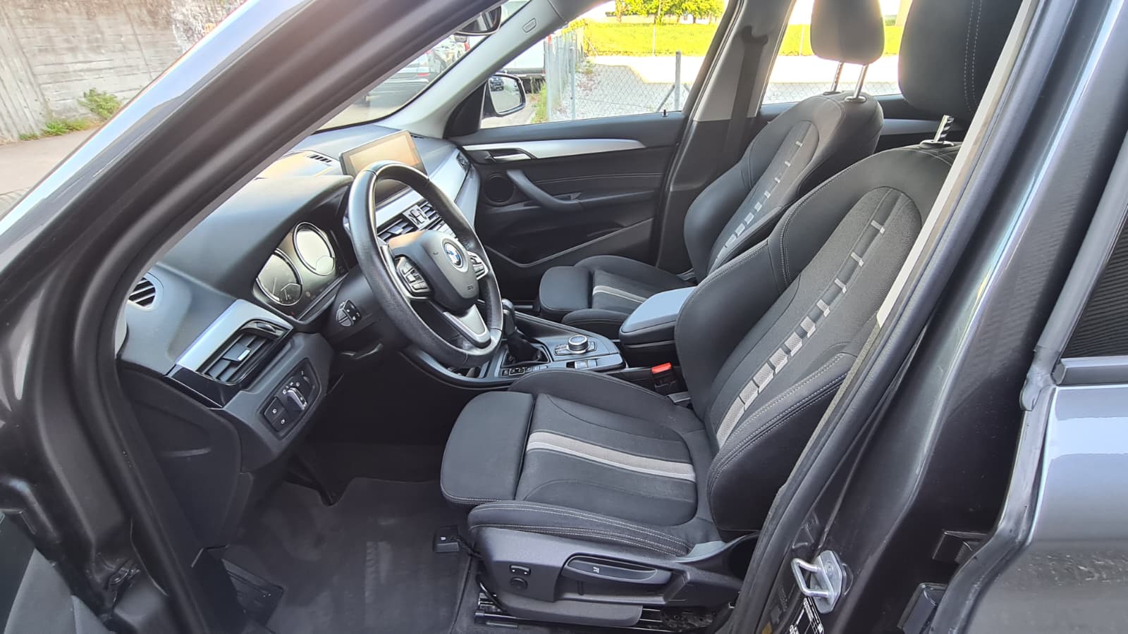 BMW X1 xDrive 25e Steptronic ** Teil-Leder ** Navi mit RF-kamera ** H.Up Display ** Sitzheizung **-image-14