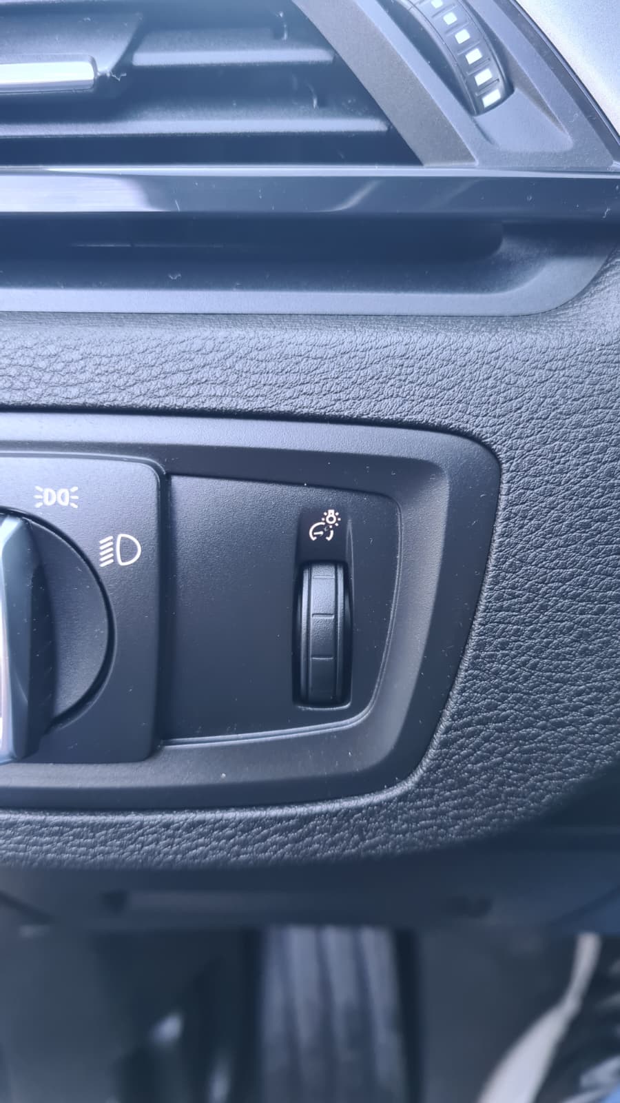 BMW X1 xDrive 25e Steptronic ** Teil-Leder ** Navi mit RF-kamera ** H.Up Display ** Sitzheizung **-image-8