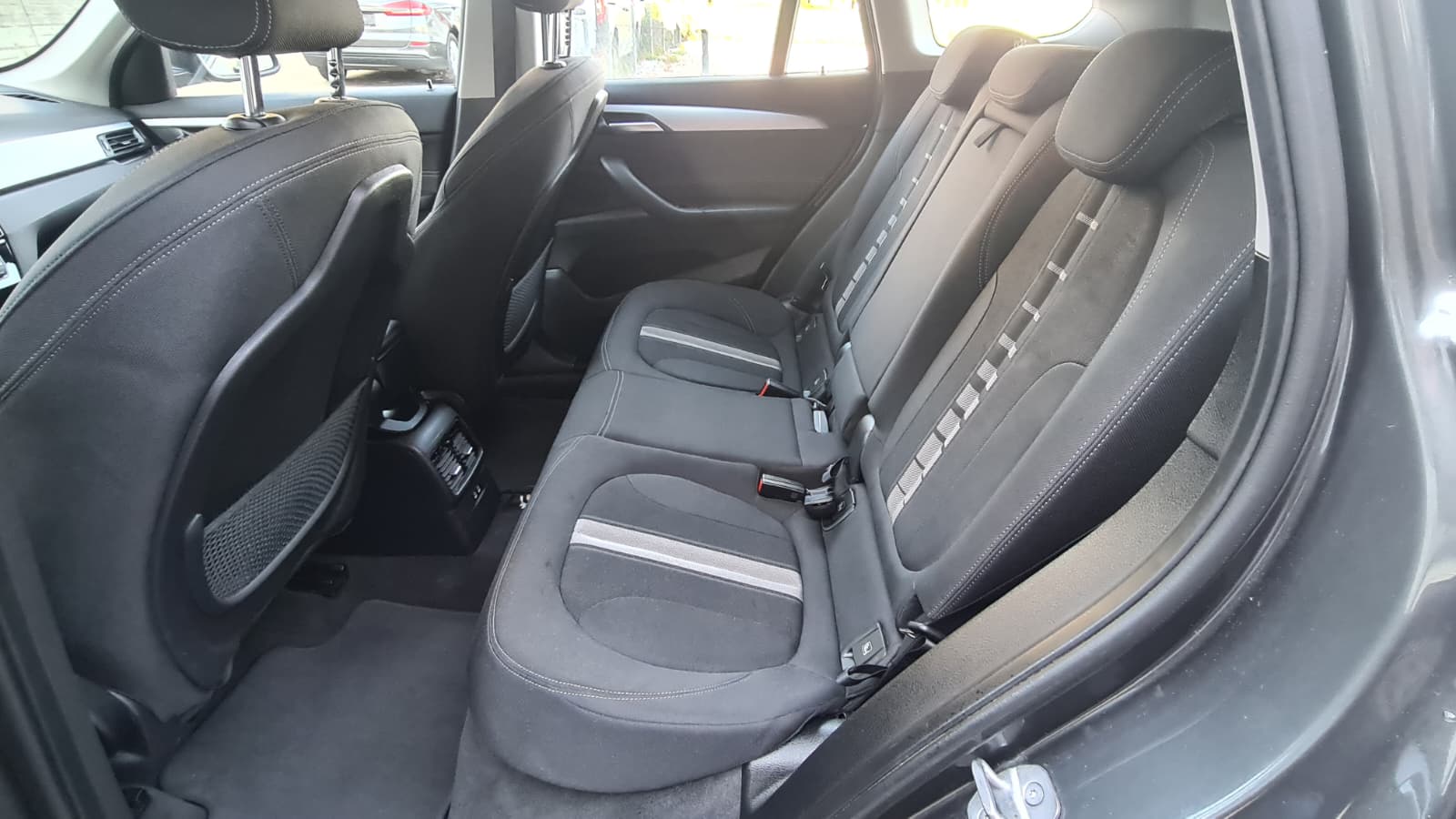 BMW X1 xDrive 25e Steptronic ** Teil-Leder ** Navi mit RF-kamera ** H.Up Display ** Sitzheizung **-image-15