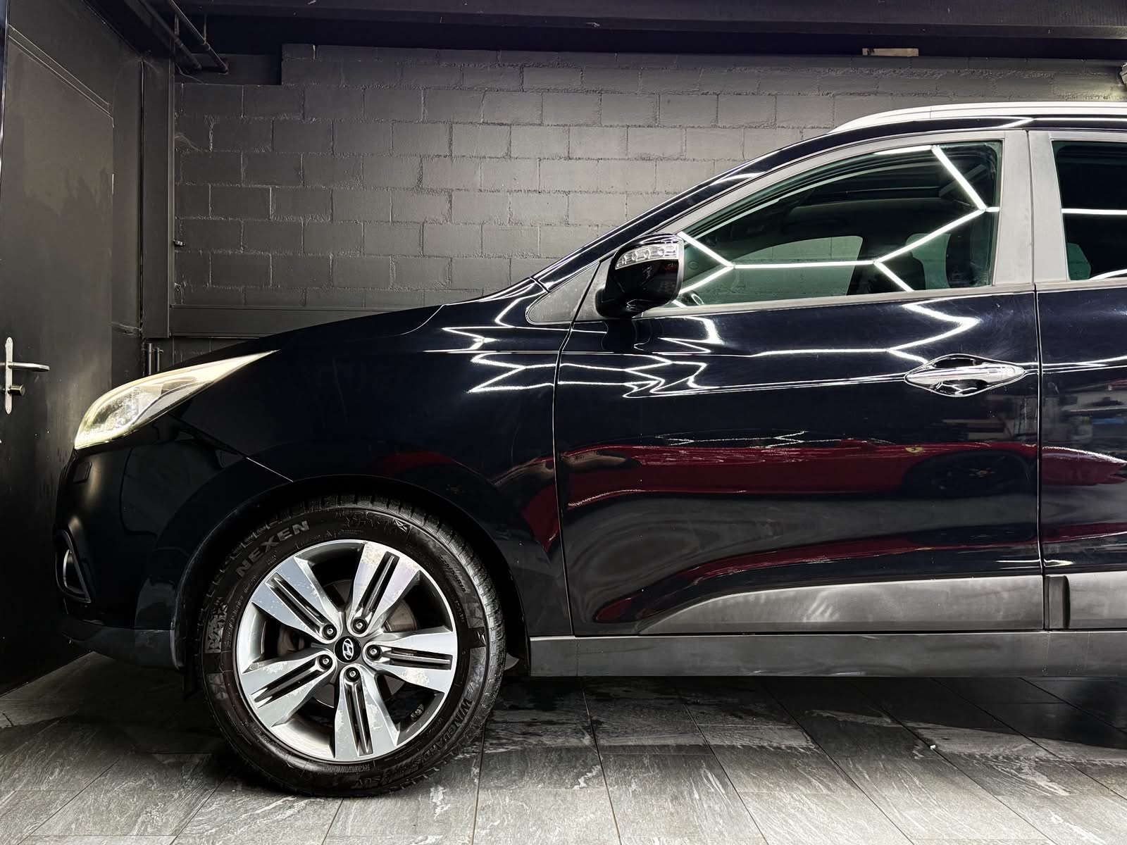 HYUNDAI iX 35 2.0 CRDi Premium 4WD Automatic-showroom-element-3