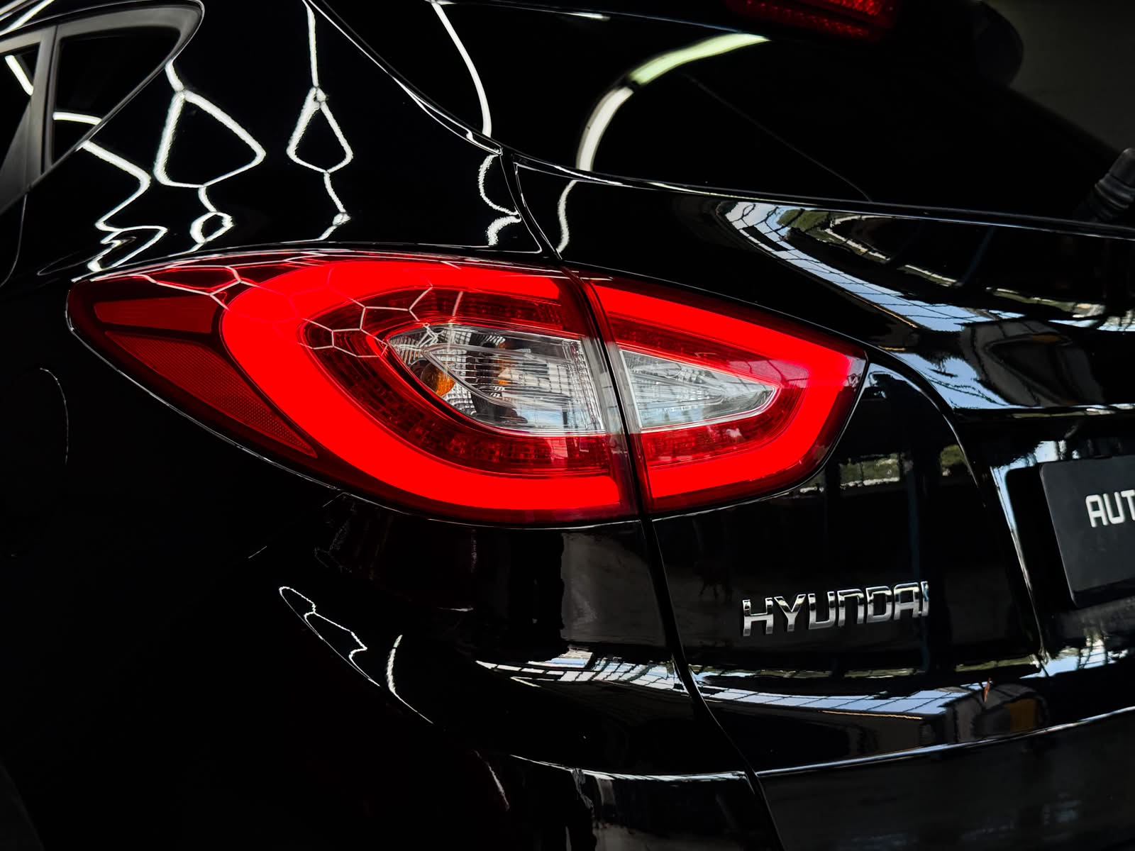HYUNDAI iX 35 2.0 CRDi Premium 4WD Automatic-image-7