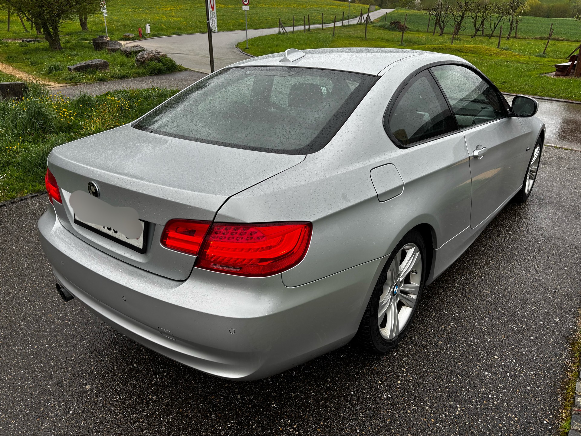 BMW 330i-image-2