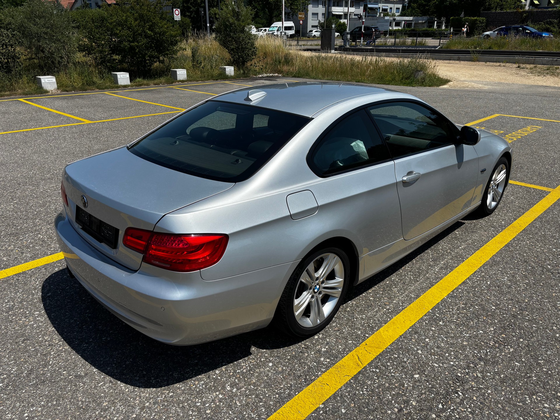 BMW 330i-image-6
