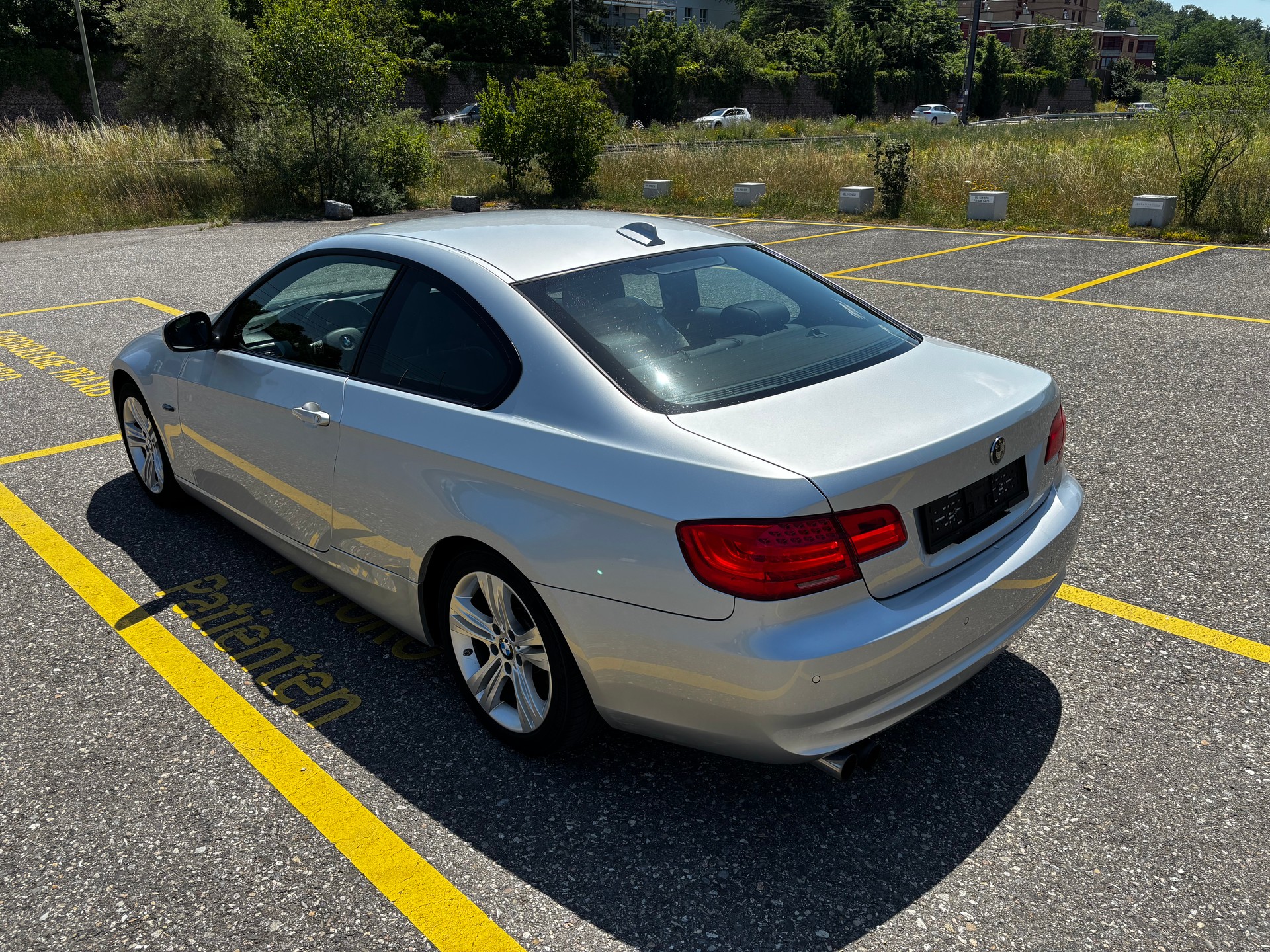 BMW 330i-image-5
