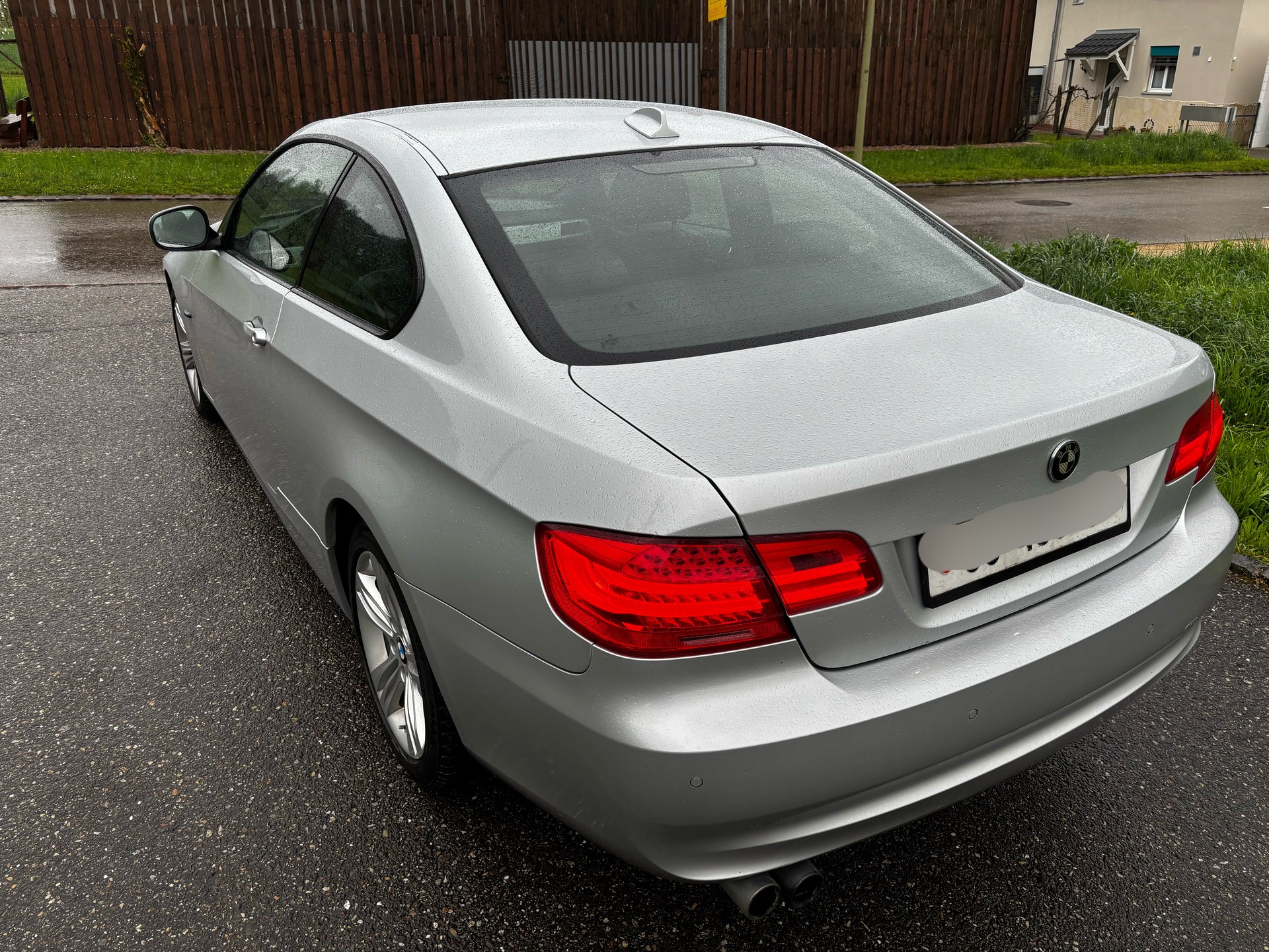 BMW 330i-image-3