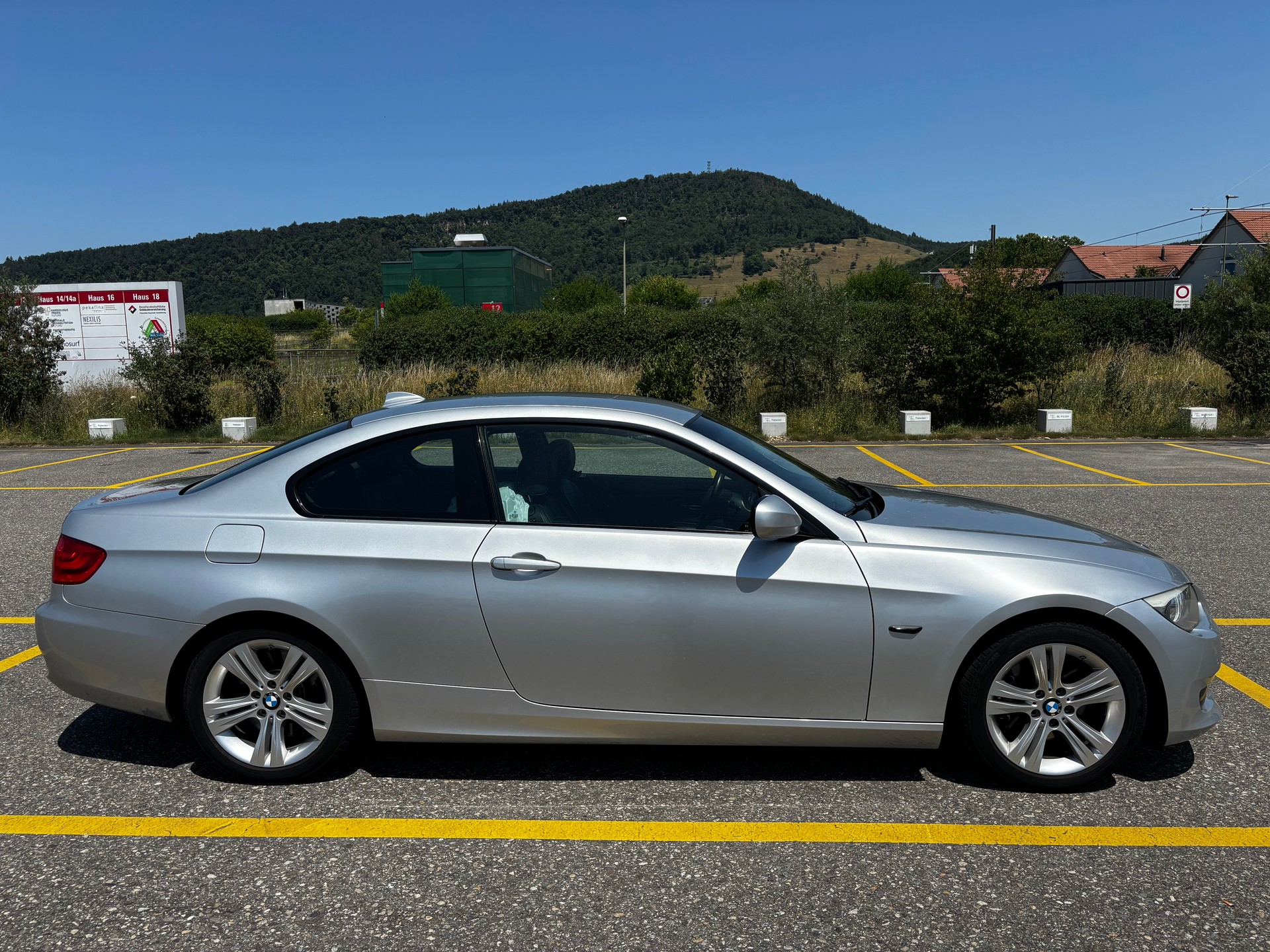 BMW 330i-image-3