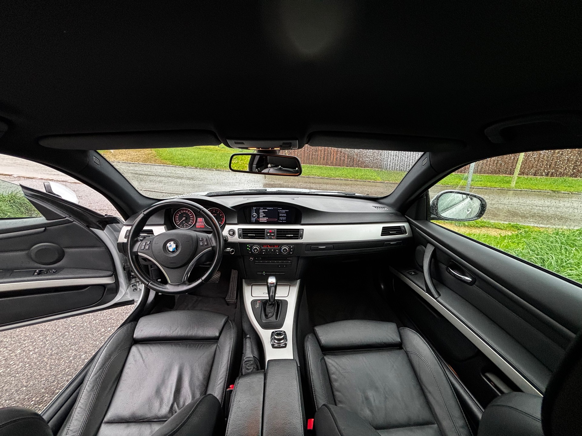 BMW 330i-image-4