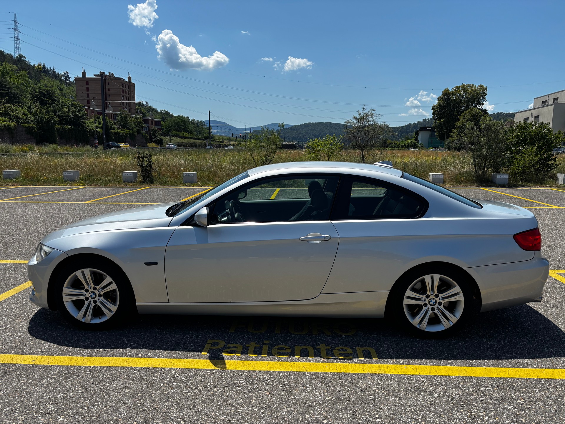 BMW 330i-image-2