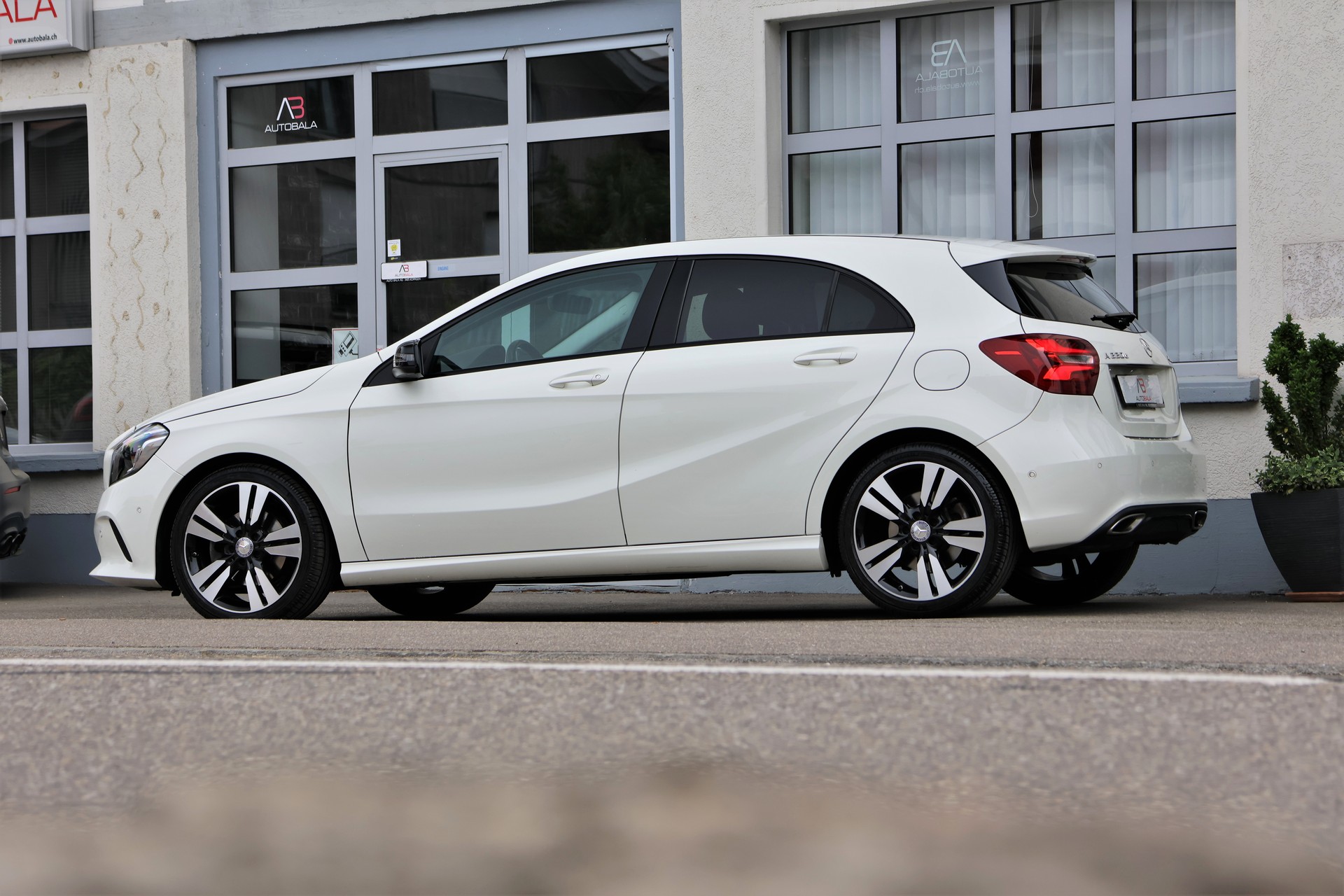 MERCEDES-BENZ A 220 d Urban 4Matic 7G-DCT (CH)-showroom-element-3