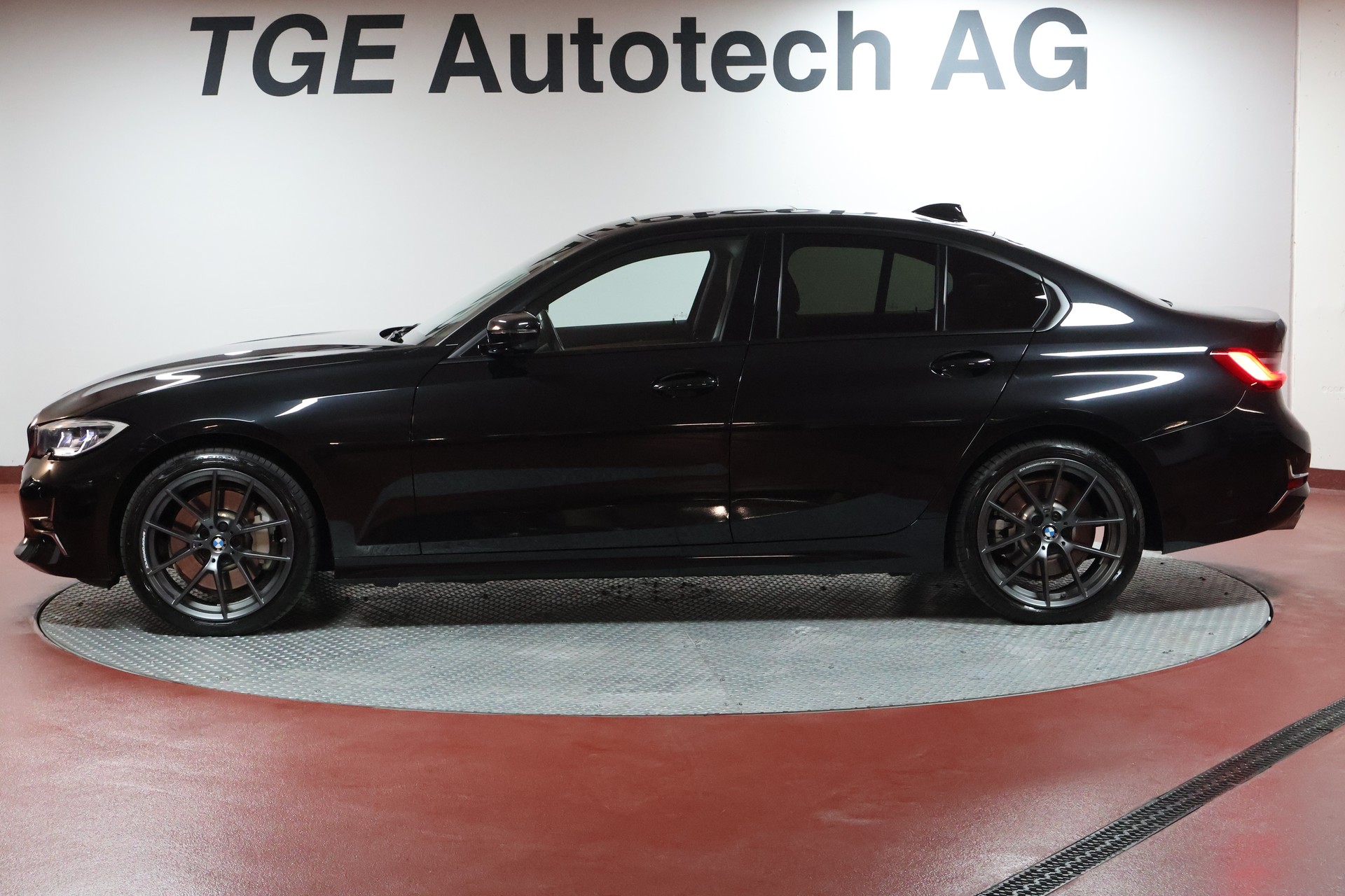 BMW 330d xDrive Steptronic Luxury Line-image-3