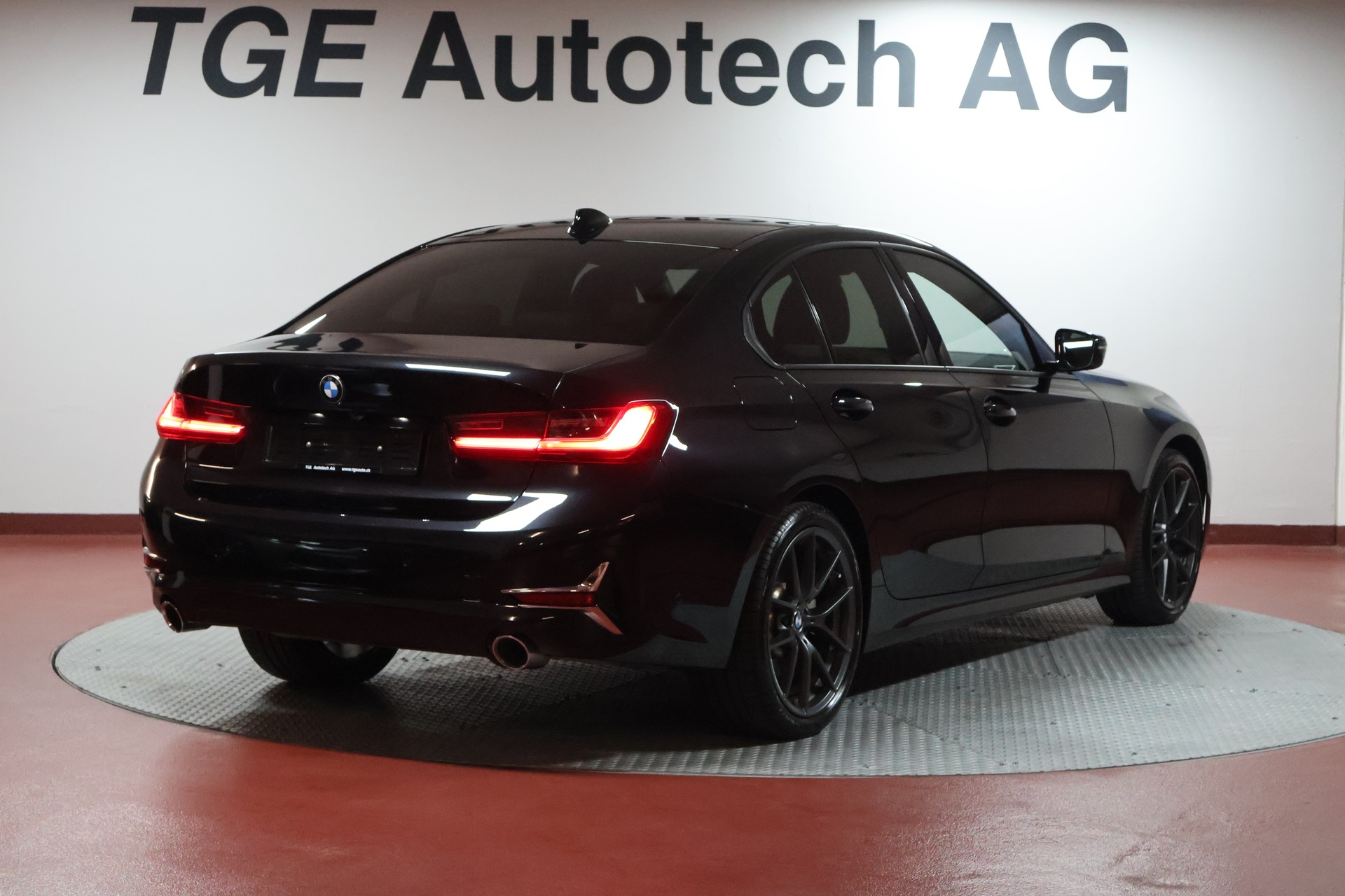 BMW 330d xDrive Steptronic Luxury Line-image-19