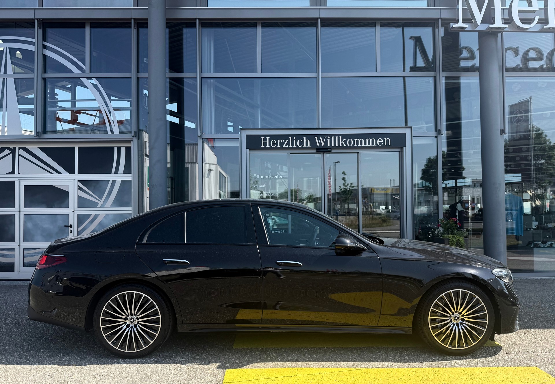 MERCEDES-BENZ E 220 d AMG Line 4Matic 9G-Tronic-showroom-element-3