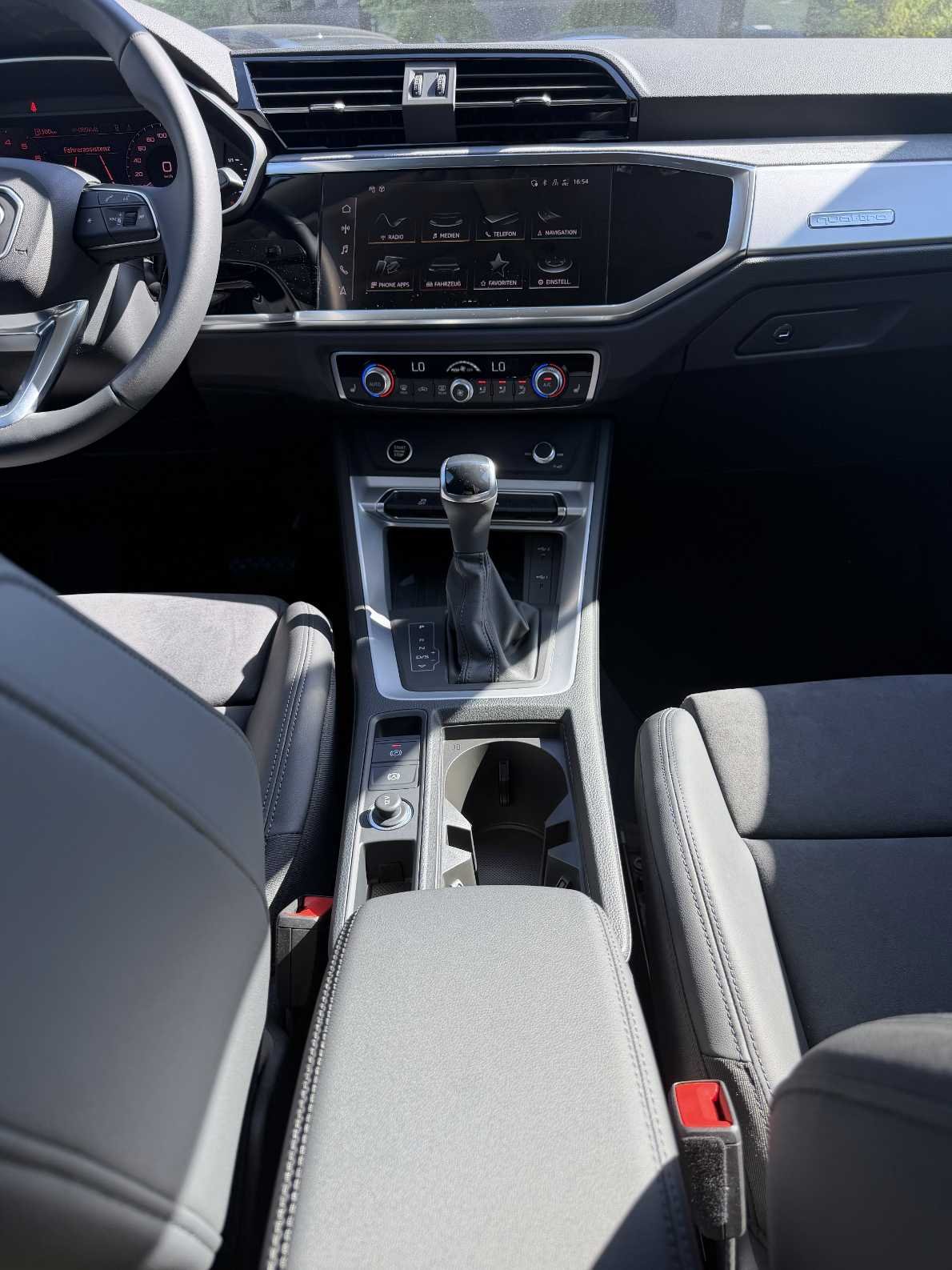 AUDI Q3 45 TFSI S line quattro S-tronic-image-8