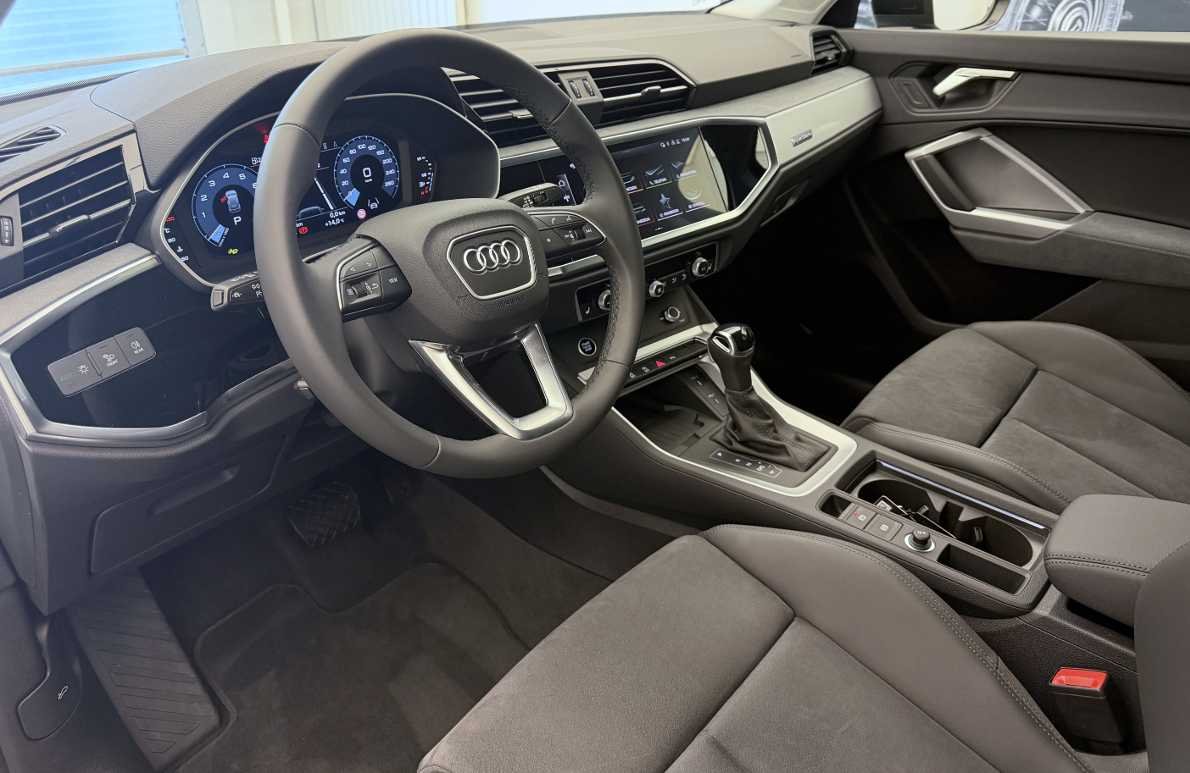 AUDI Q3 45 TFSI S line quattro S-tronic-image-5