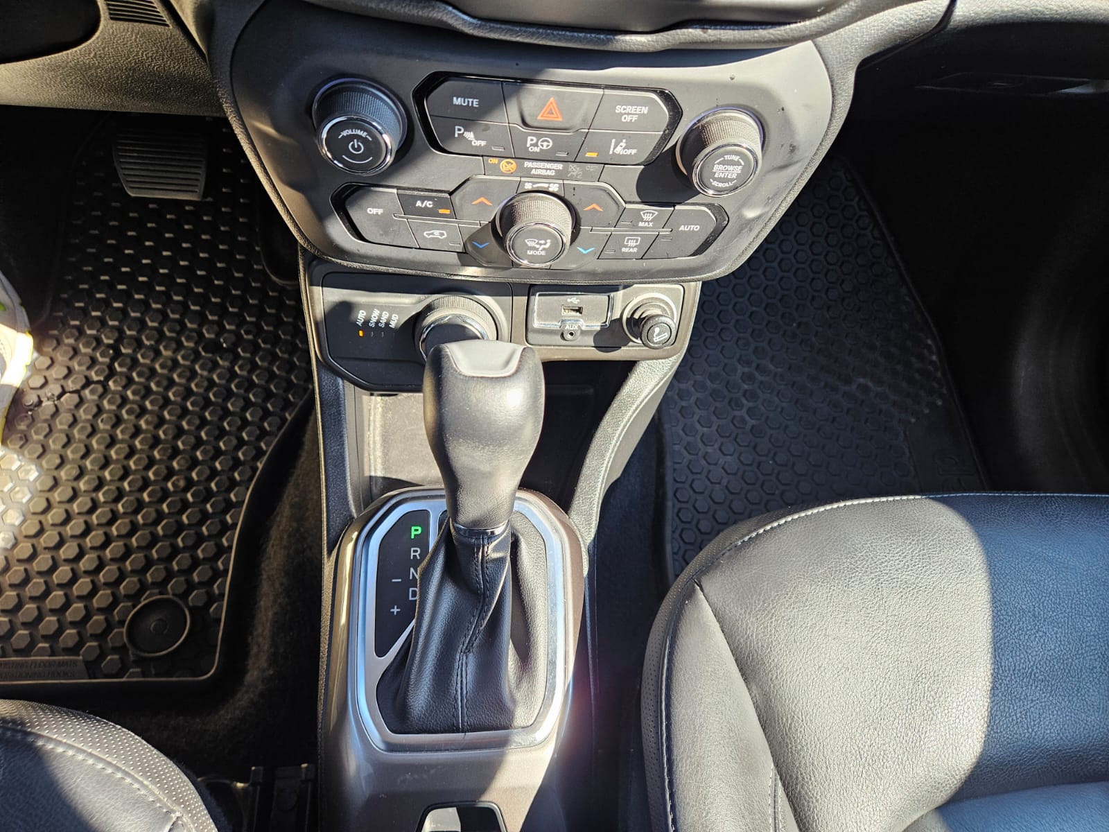 JEEP Renegade 1.3 Turbo Limited AWD-image-14