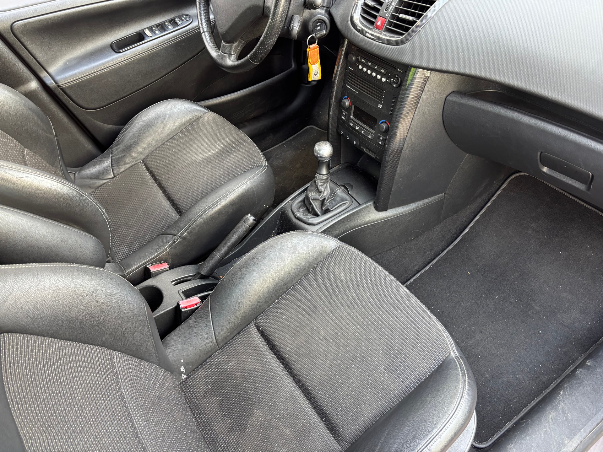 PEUGEOT 207 1.6 16V Turbo XSI-image-7