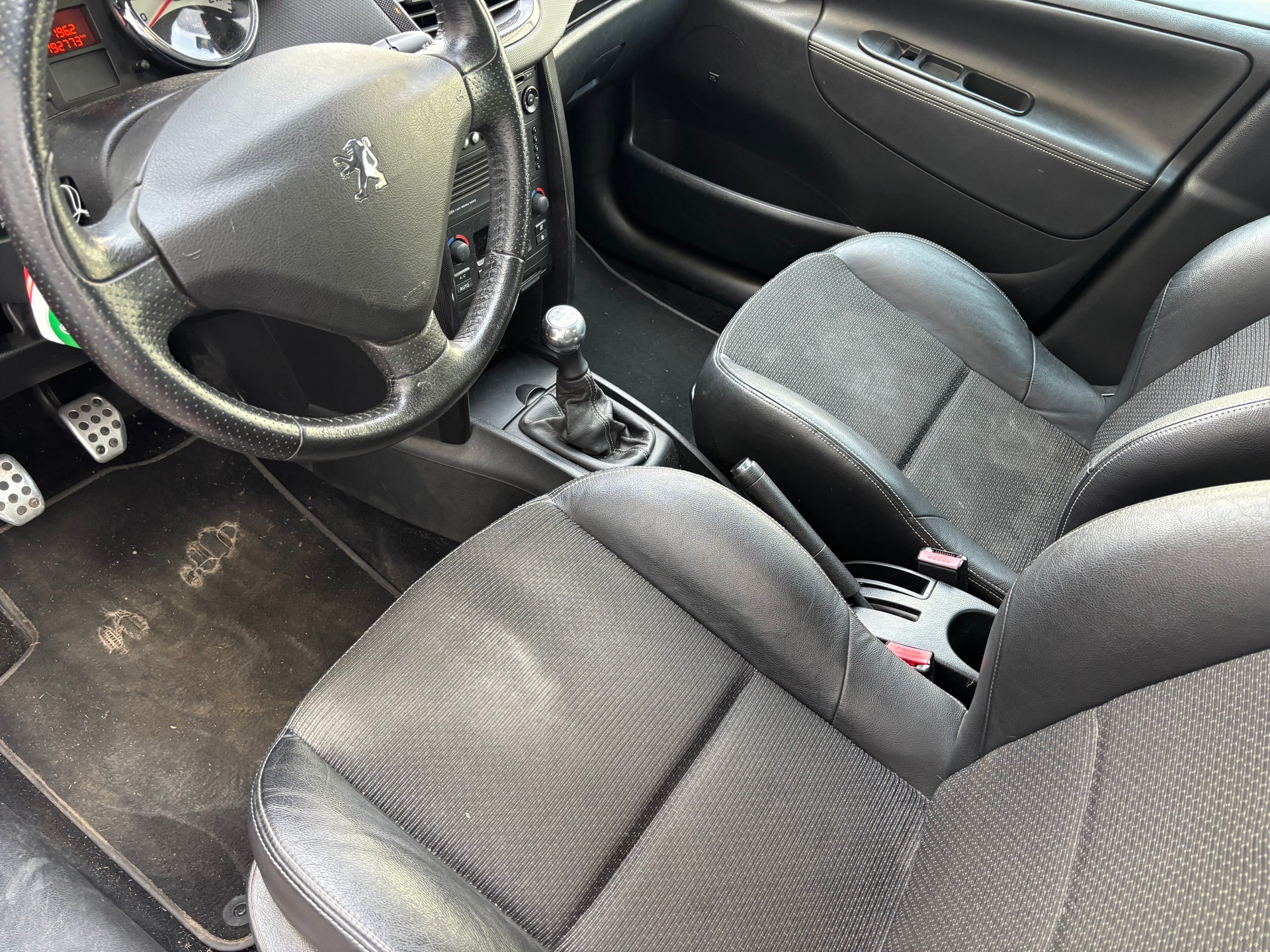 PEUGEOT 207 1.6 16V Turbo XSI-image-8